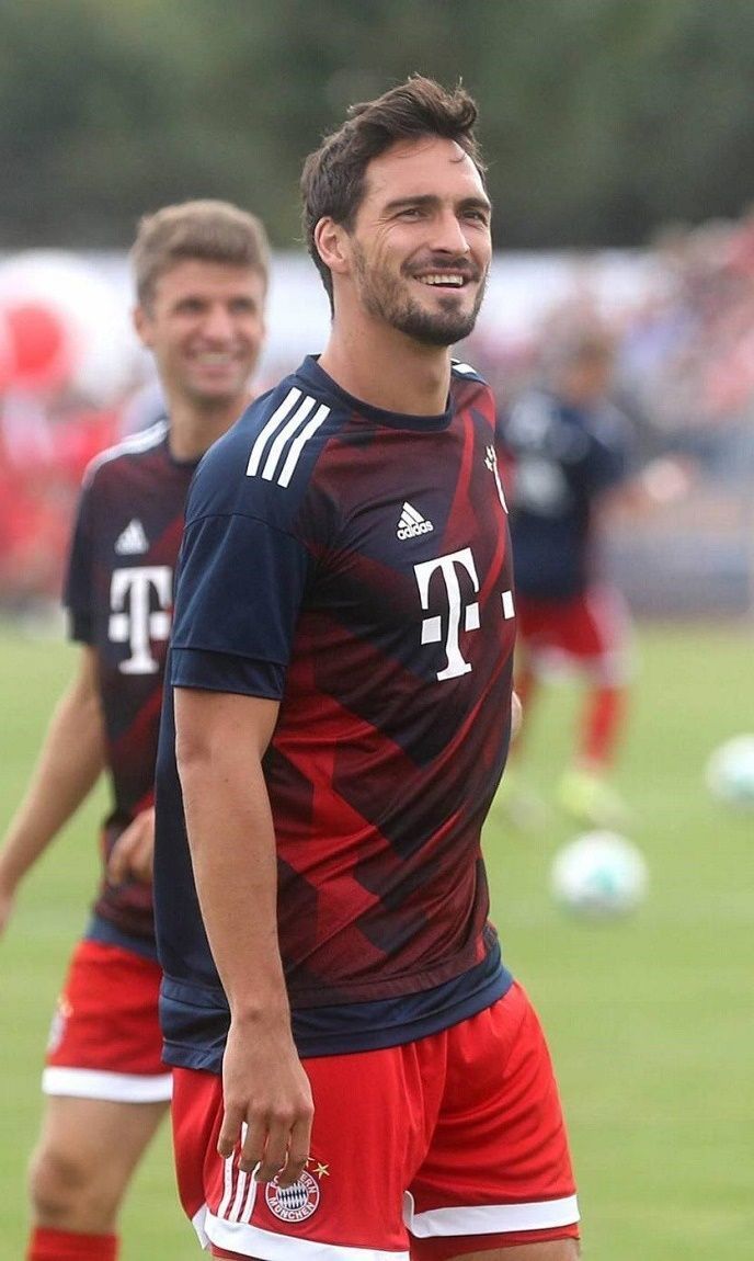 688x1150 Mats hummels haircut. Kurt hummel football, German football team wallpaper, German footballers