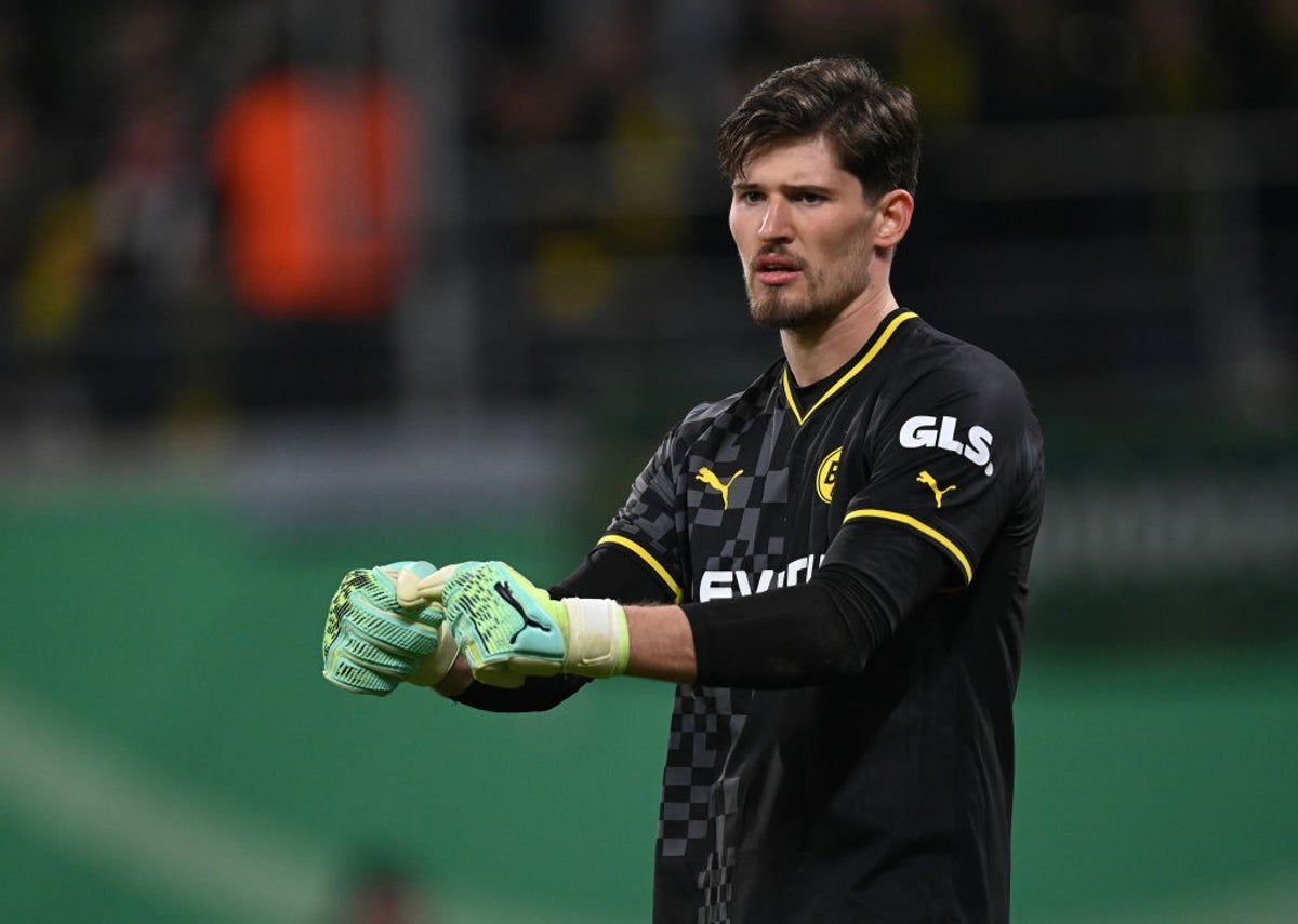 1200x855 Manchester United eye Dortmund goalkeeper Gregor Kobel amid David de Gea contract talks