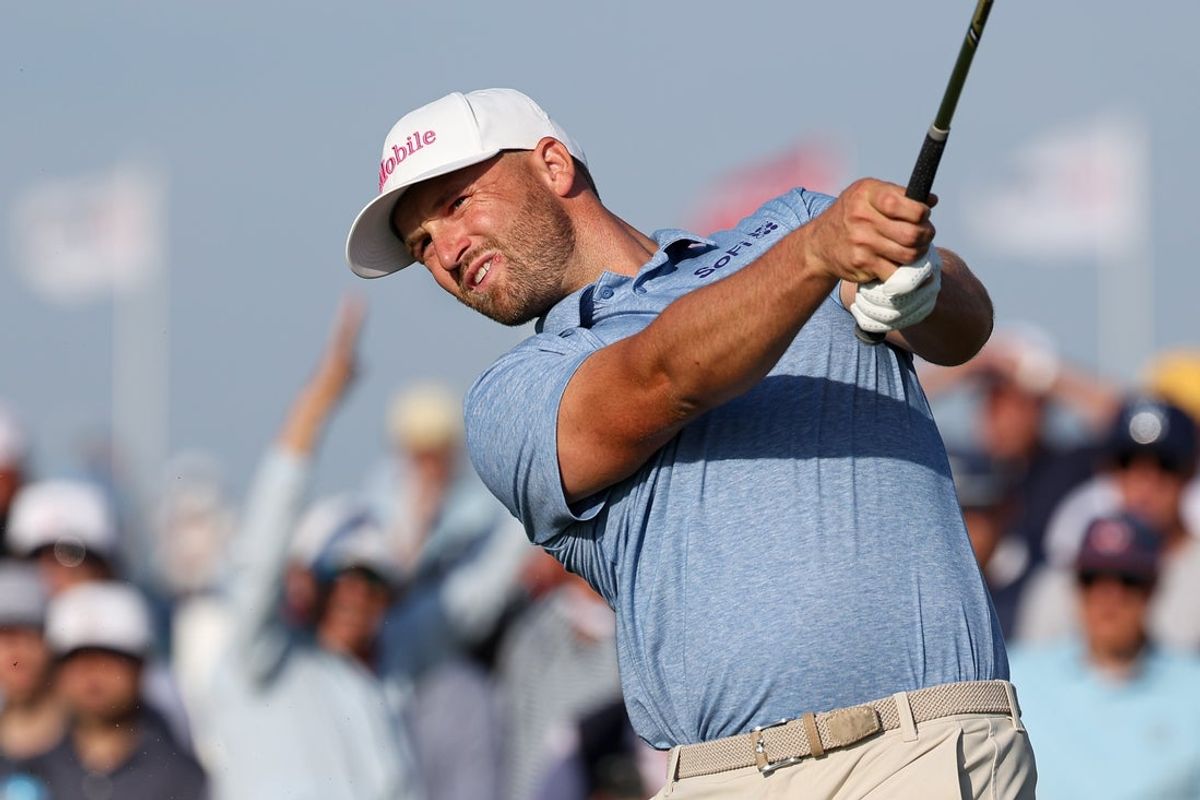 1200x800 Deadspin. Wyndham Clark Takes First Day Lead At Suspended US Open