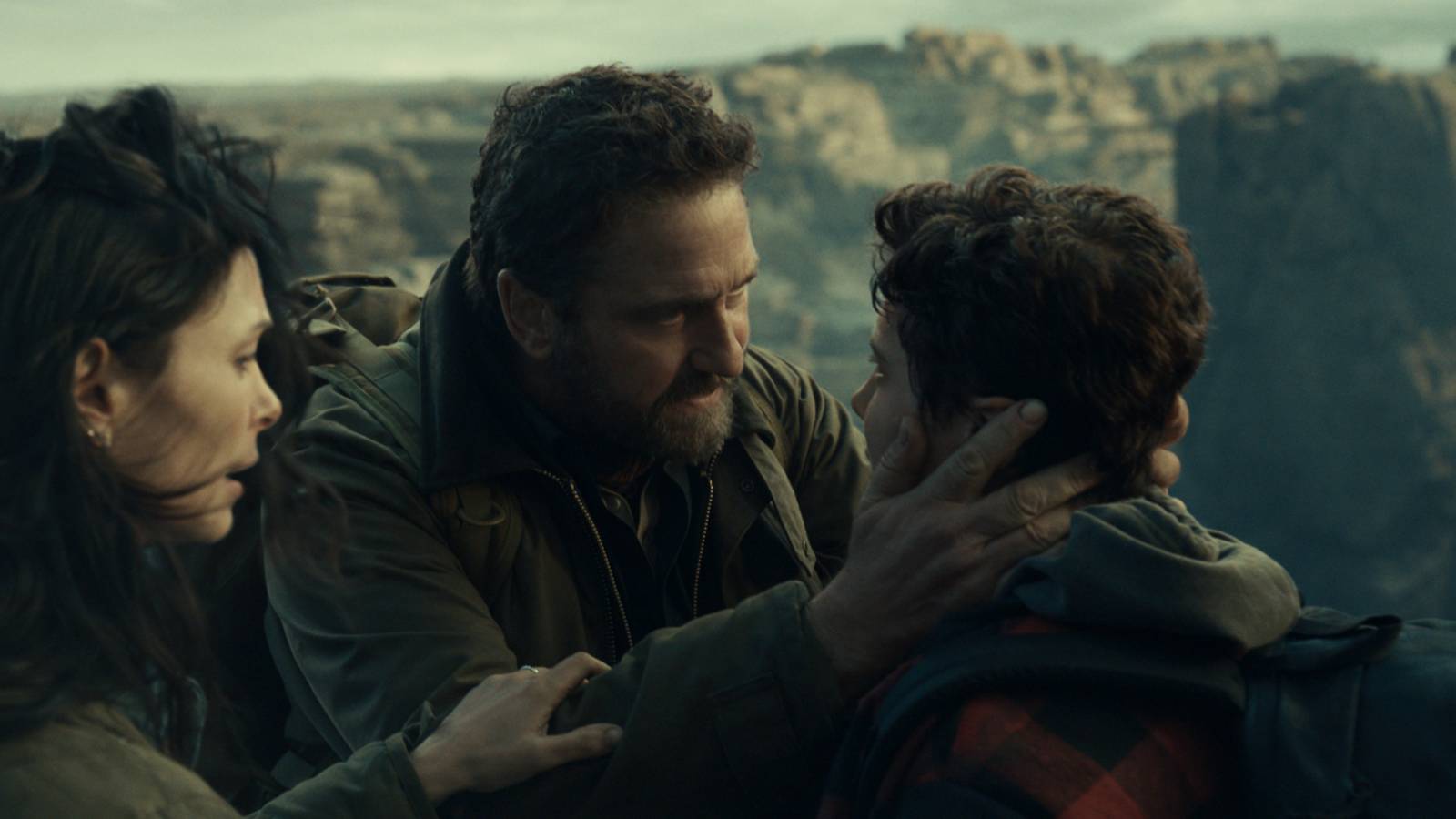1600x900 Exclusive Greenland 2 Clip Sees Gerard Butler Fighting For His Family