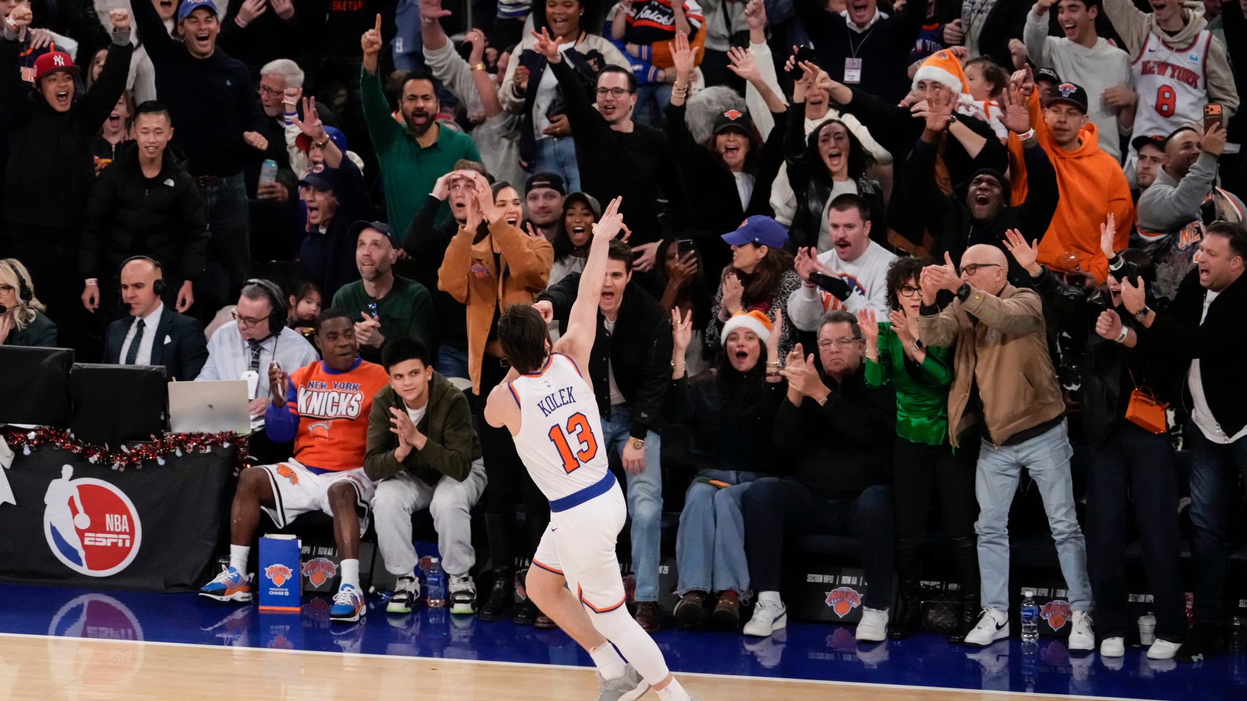 2560x1440 Tyler Kolek chases down Donovan Mitchell for a block and helps the Knicks catch the Cavaliers