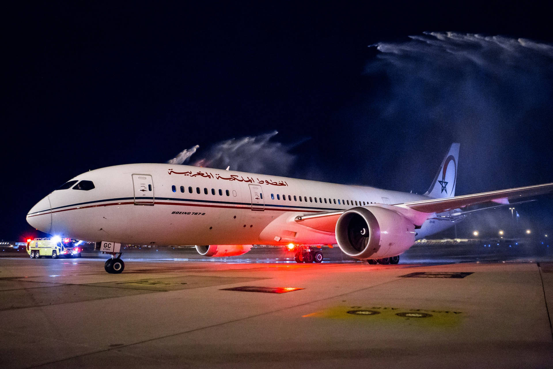 1920x1279 Download Royal Air Maroc Plane With Splashing Water Wallpaper