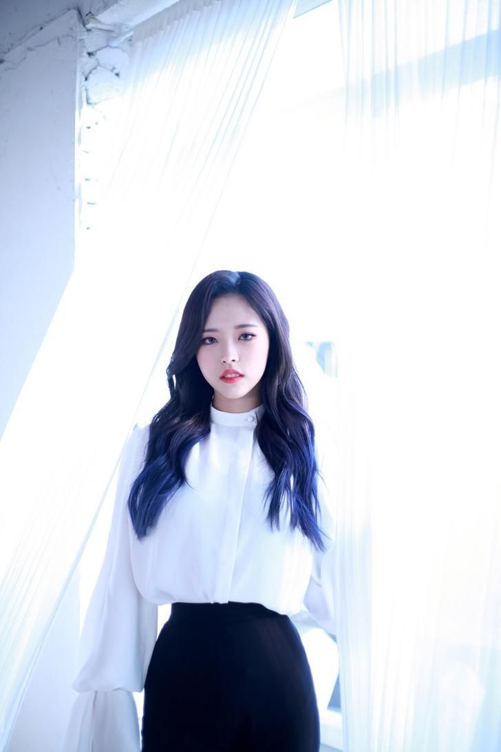 728x1092 Bugs Teaser Photo (hi Res & Logo Less). Loona Olivia Hye Wallpaper, Hyeju Loona Photohoot, Olivia Hye Concept Photo