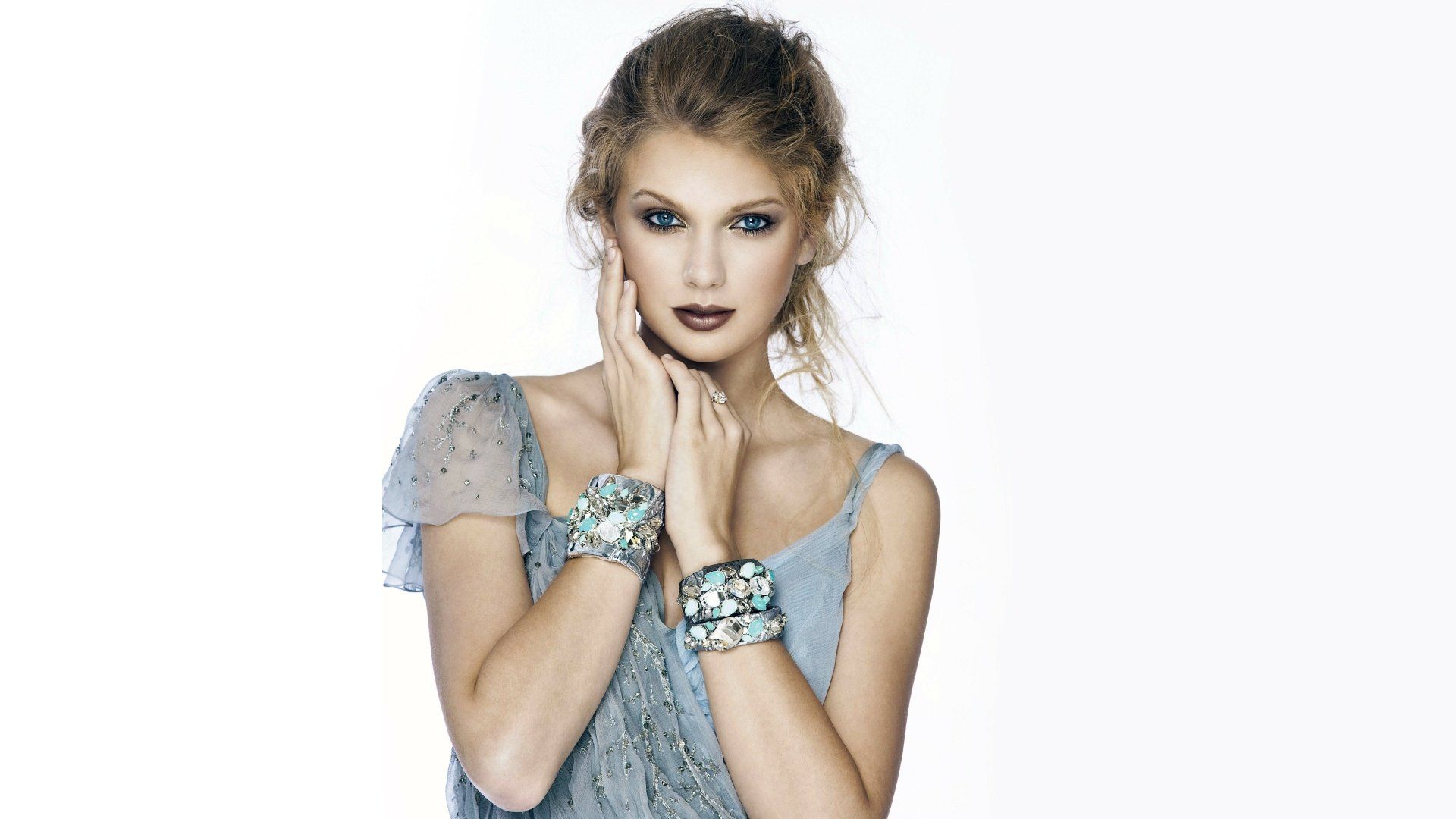 1920x1080 Taylor Swift in Blue: 8K Ultra HD Blonde Elegance with Bold Lipstickx4320