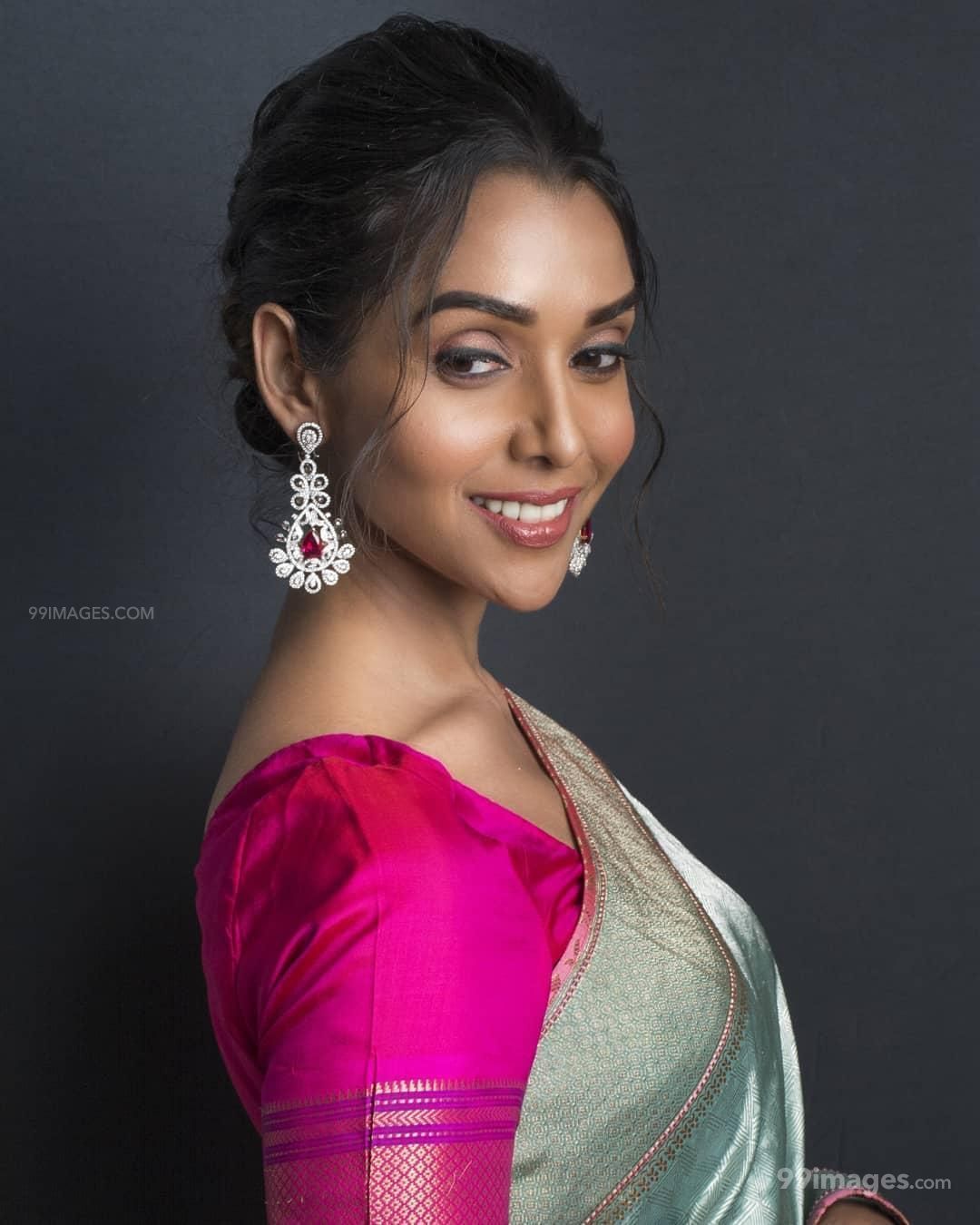 1080x1350 Anupriya Goenka Wallpaper