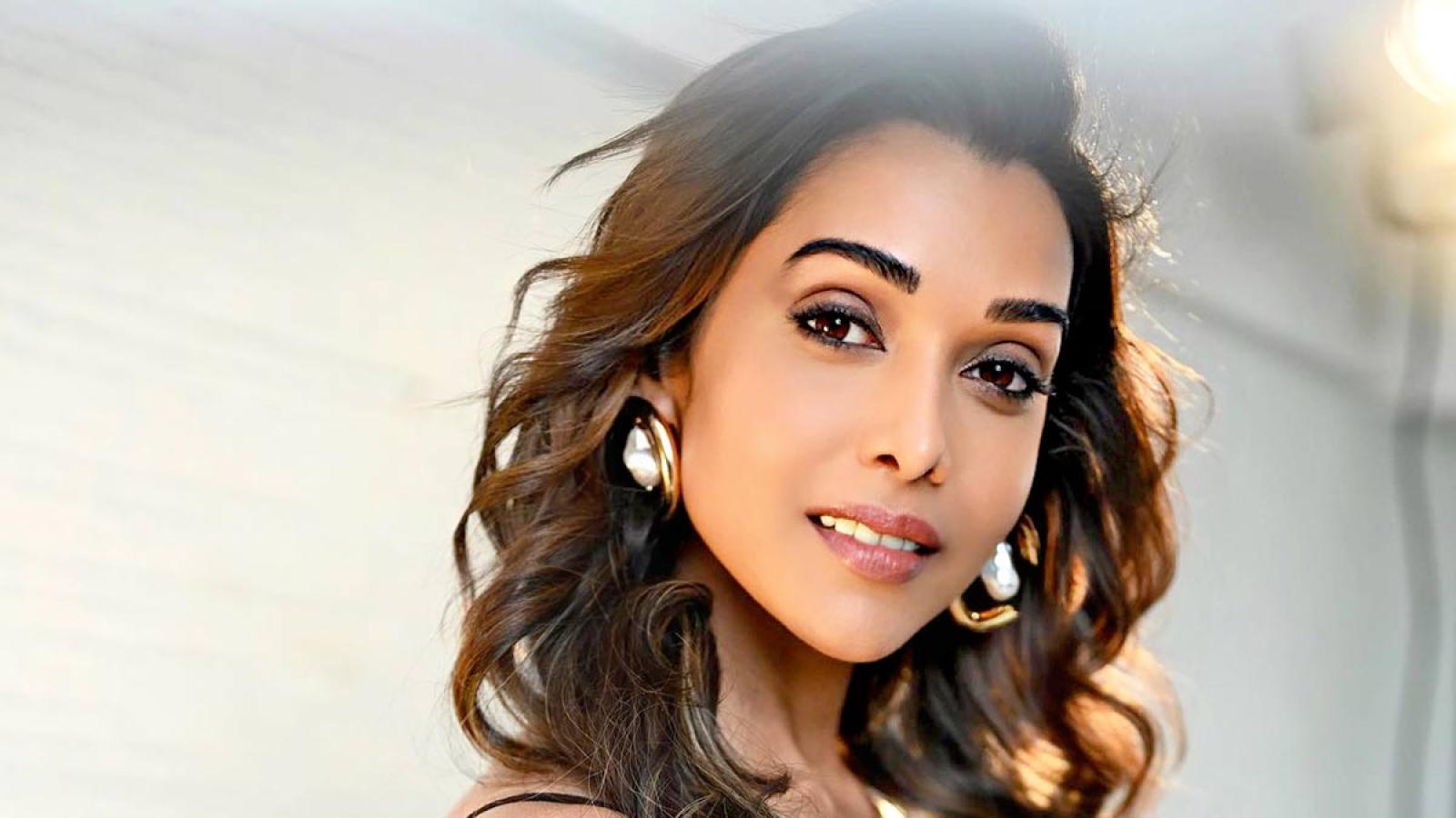 1600x900 Adorable Anupriya!