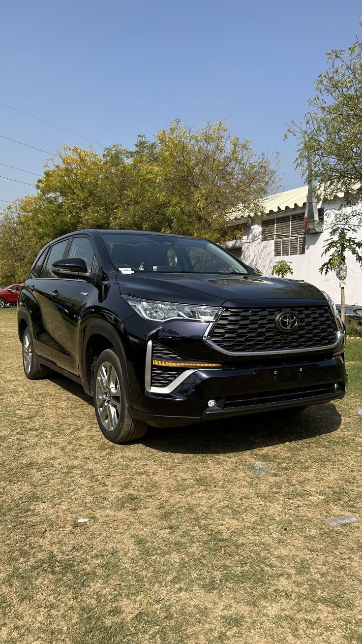 736x1308 Innova Hycross Wallpaper