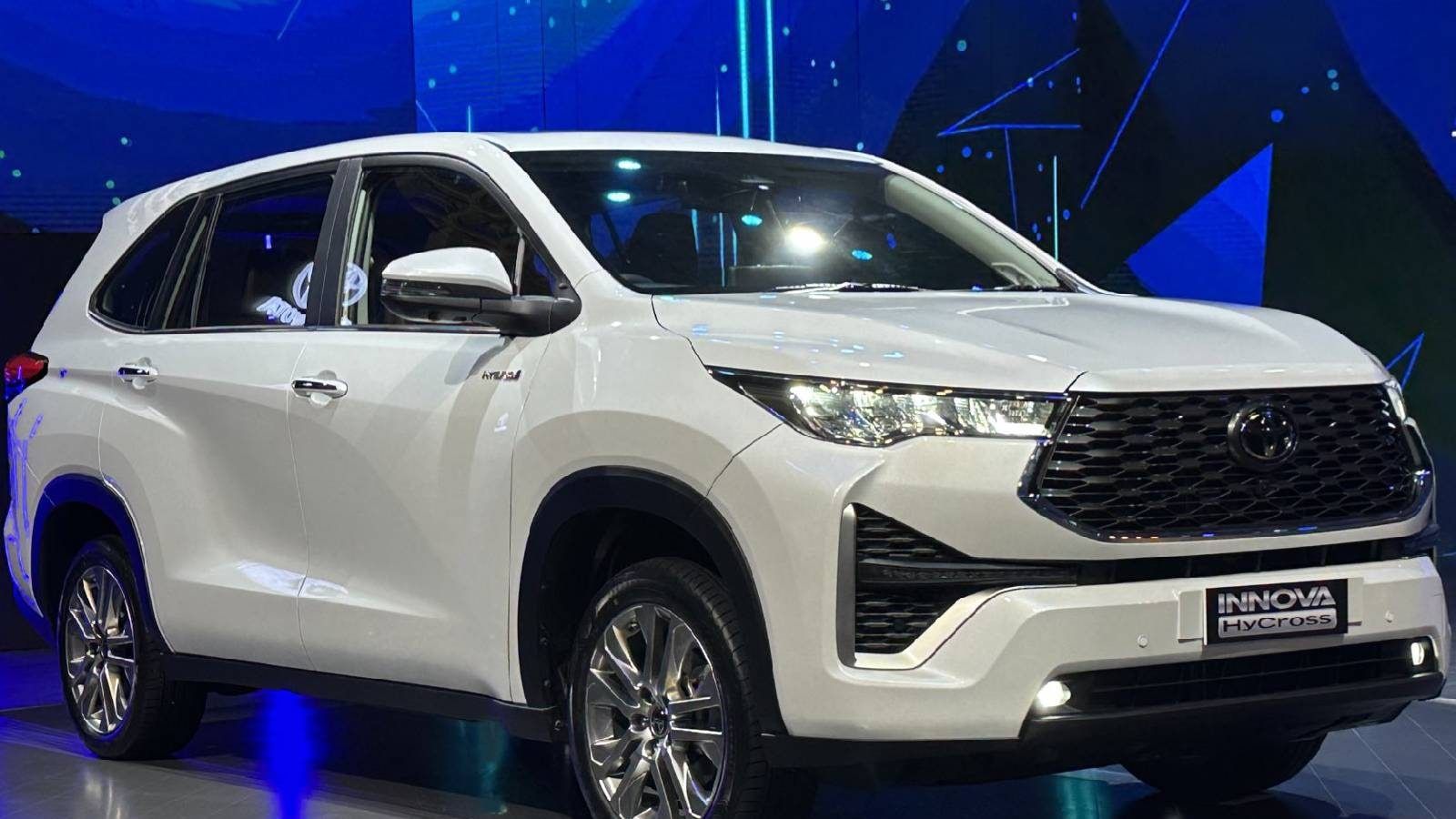 1600x900 Toyota Innova Hycross Unveiled in India; Launch in January 2023