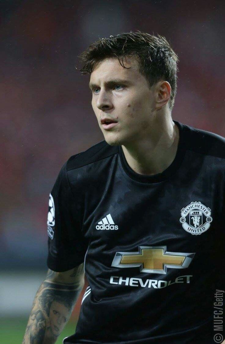 736x1121 Victor Lindelof