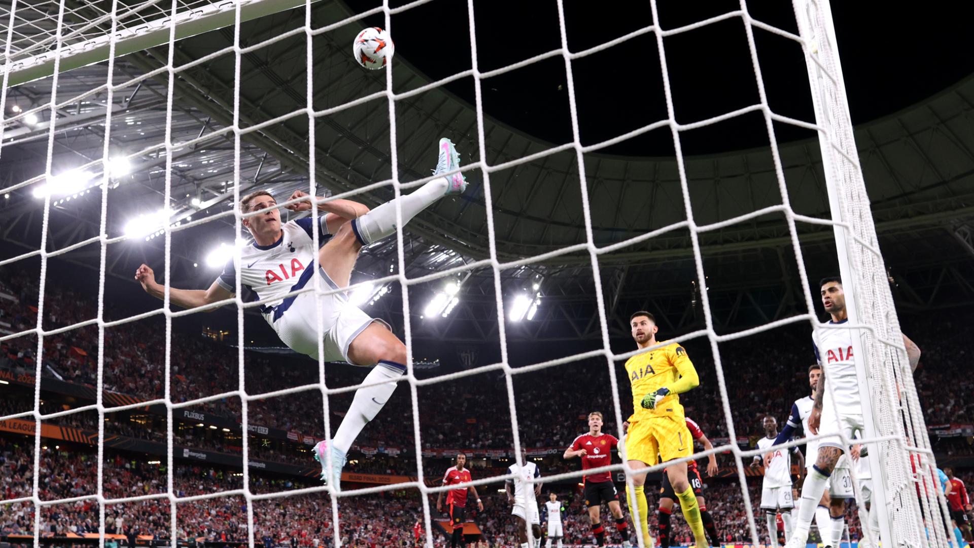 1920x1080 Micky van de Ven Hotspur Defender
