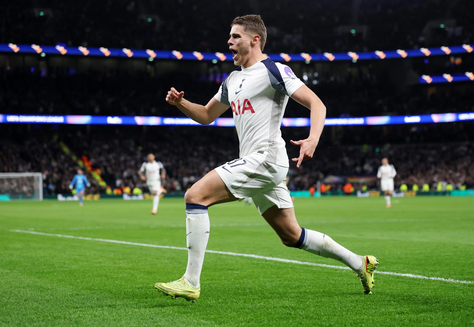 1600x1103 VIDEO: Tottenham's Micky van de Ven scores unbelievable solo goal in Champions League