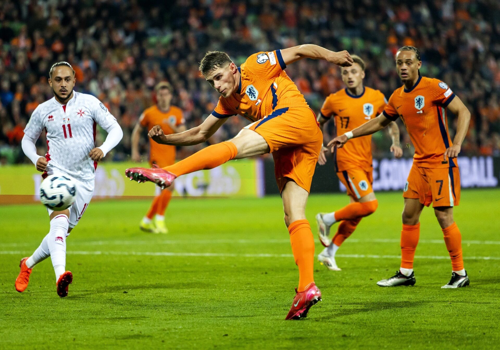 1920x1342 Micky van de Ven scores and assists for the Netherlands in a thumping win