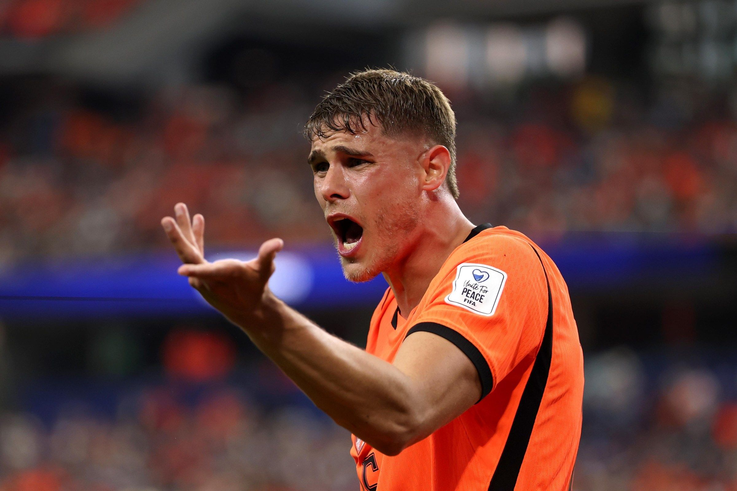 2400x1600 Report: Spurs have no intention of selling Micky van de Ven. Cartilage Free Captain