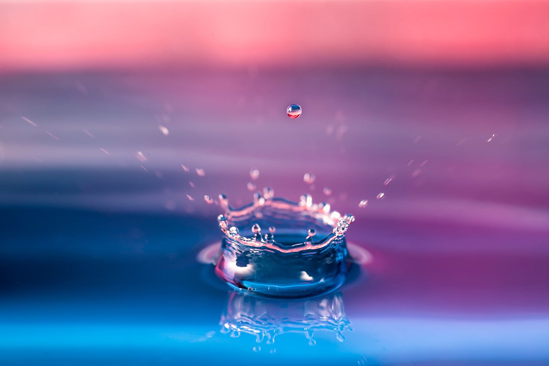 1920x1280 Nature's Crystal Drop: Stunning HD Water Splash Wallpaperx1280