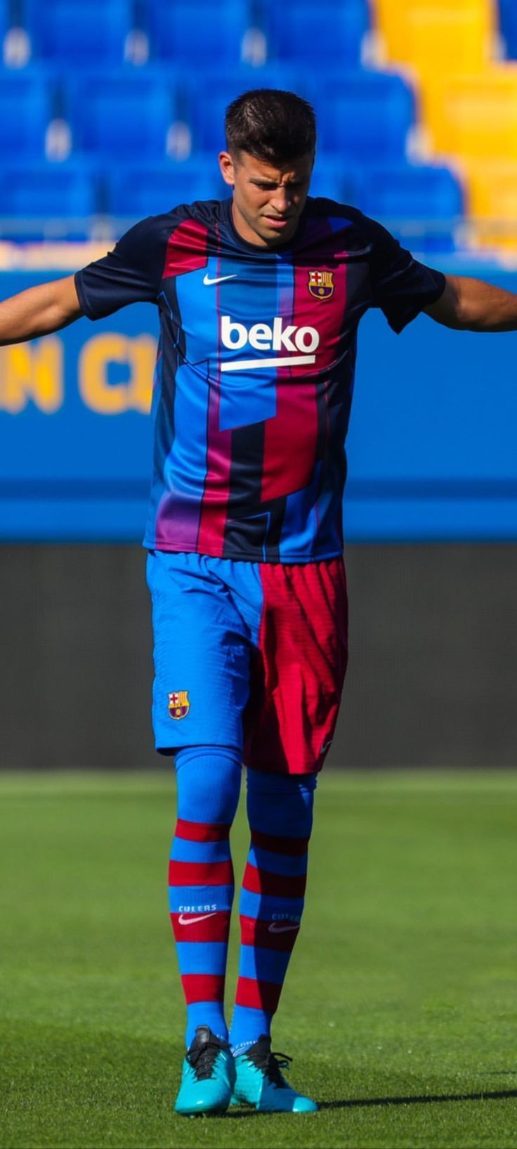 736x1635 Piqué