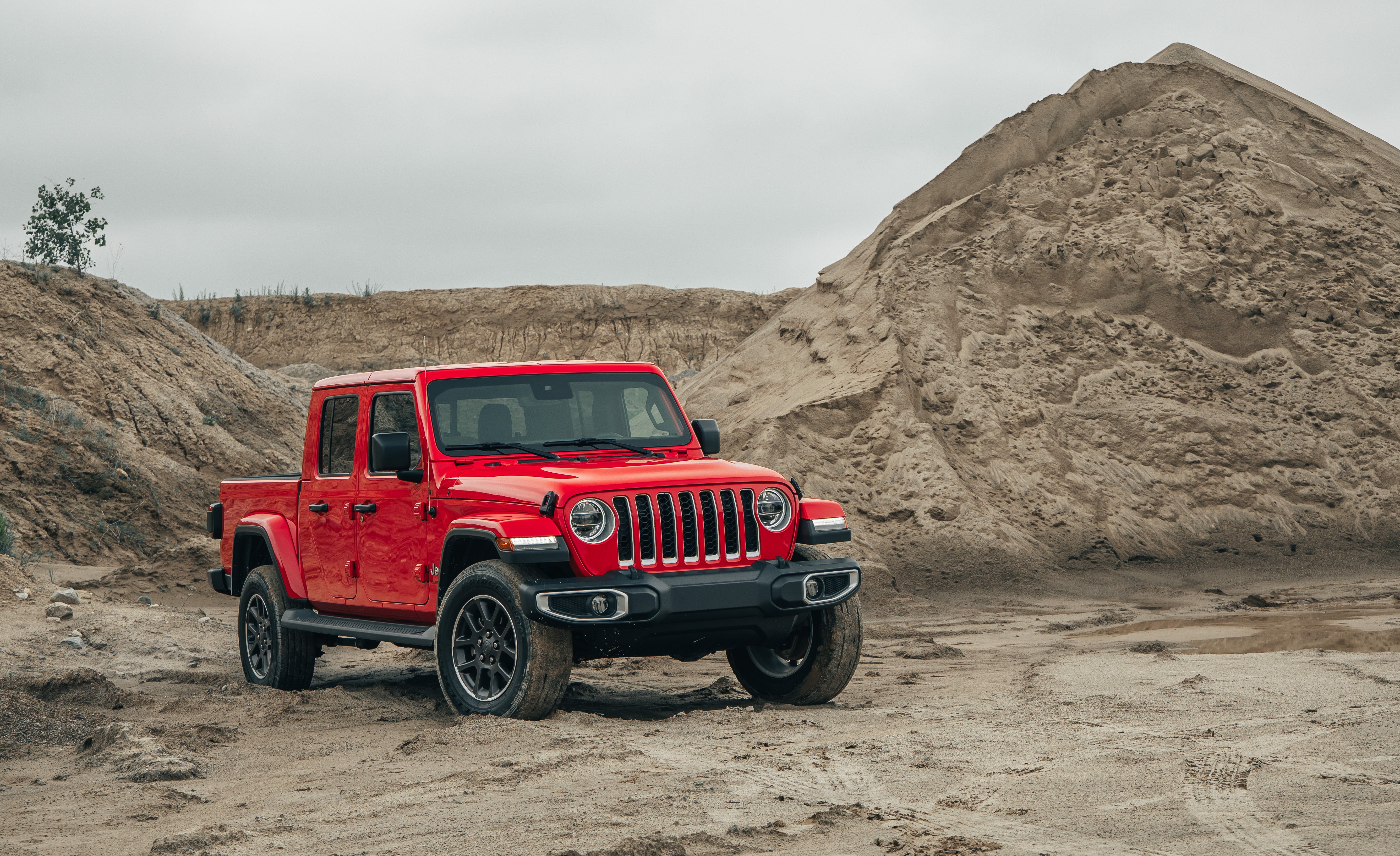 5856x3579 Photos of the 2020 Jeep Gladiator and 2019 Toyota 4Runner
