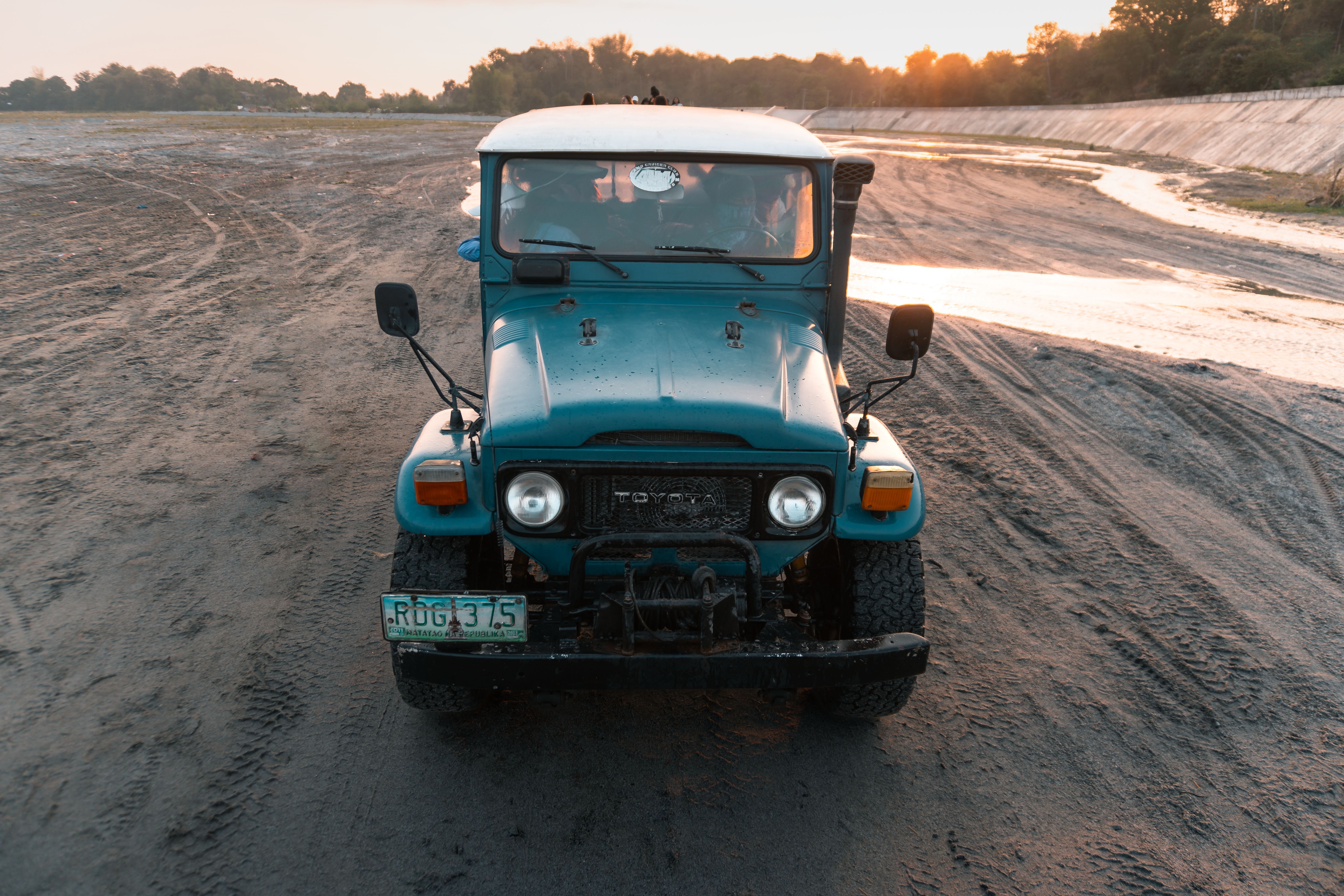 5874x3916 Front View of a Vintage Toyota Land Cruiser · Free