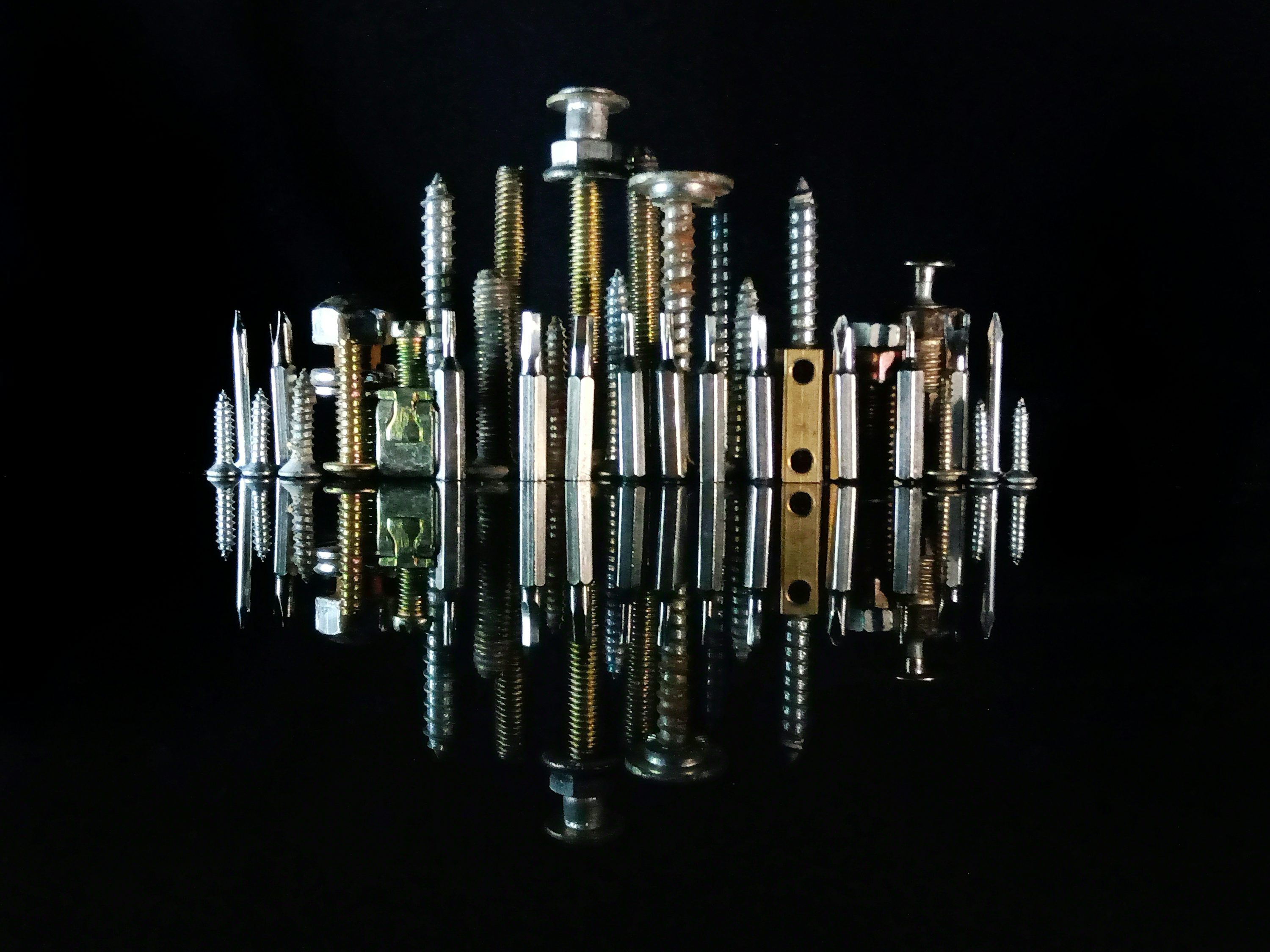 3000x2250 A group of metal objects photo
