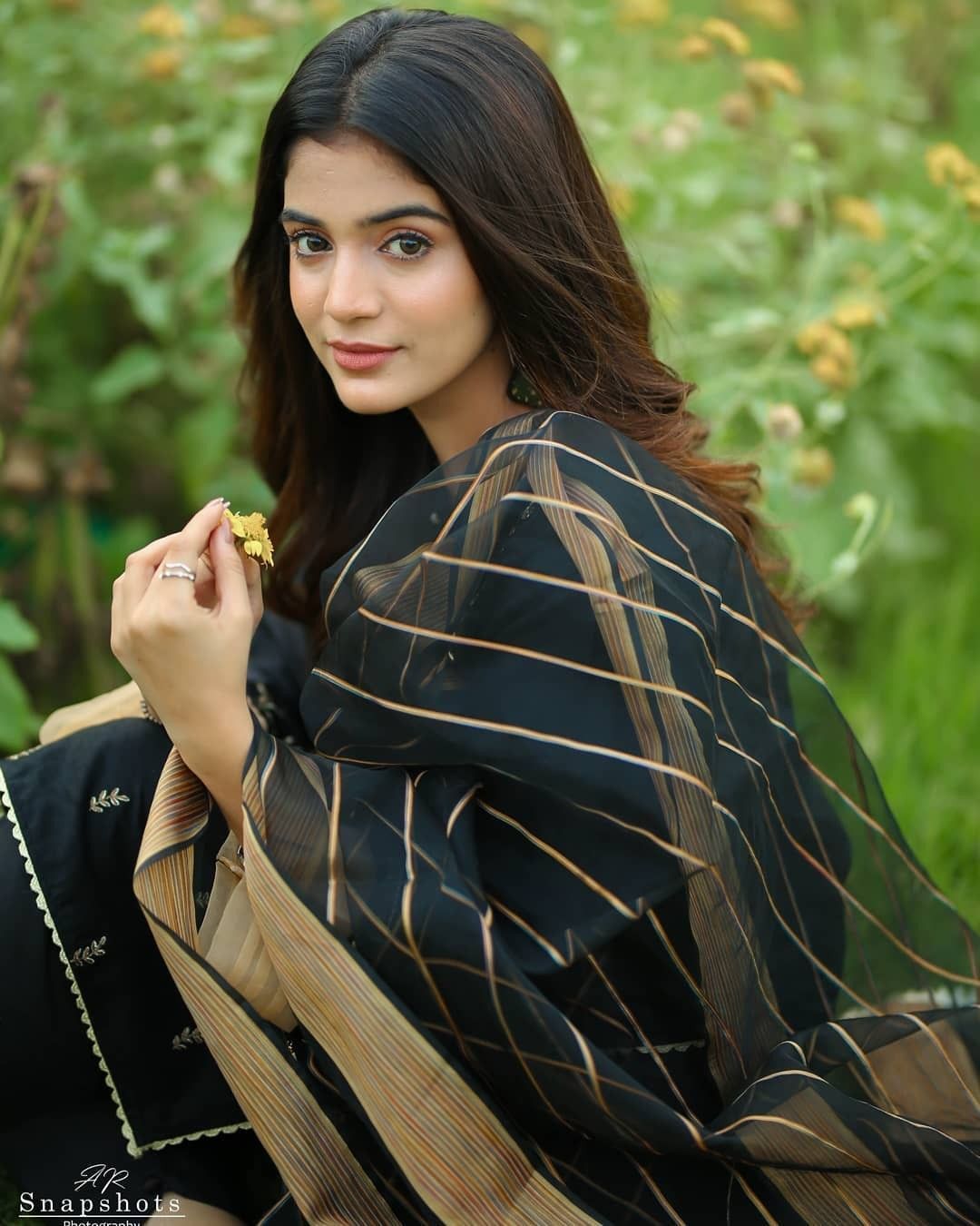 1080x1350 Laiba Khan Wallpaper