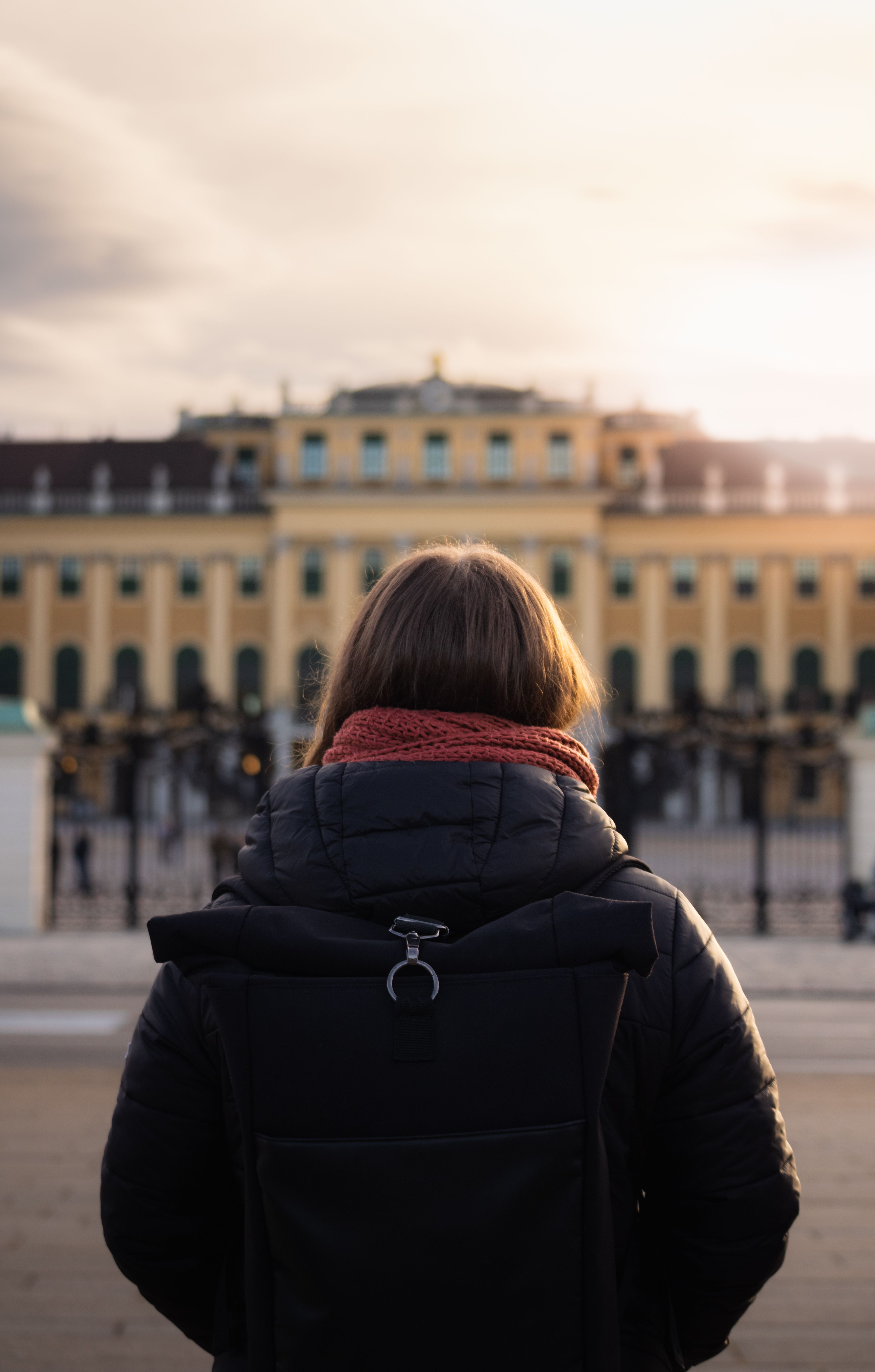 3553x5569 A woman with a backpack looking at a building · Free