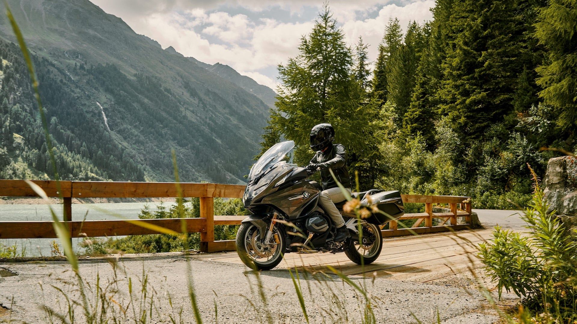 1920x1080 BMW R1250RT touring (2021-) review