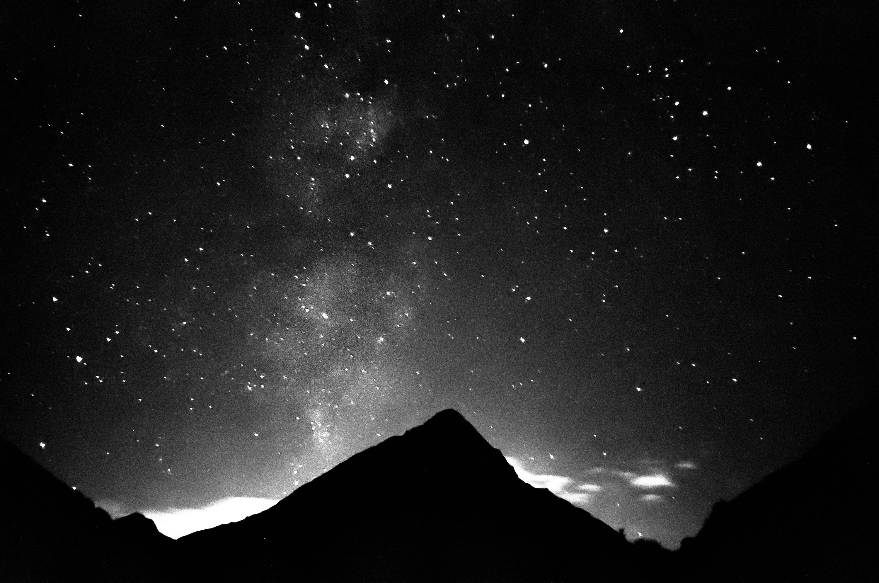 3000x1989 A black and white photo of the night sky photo