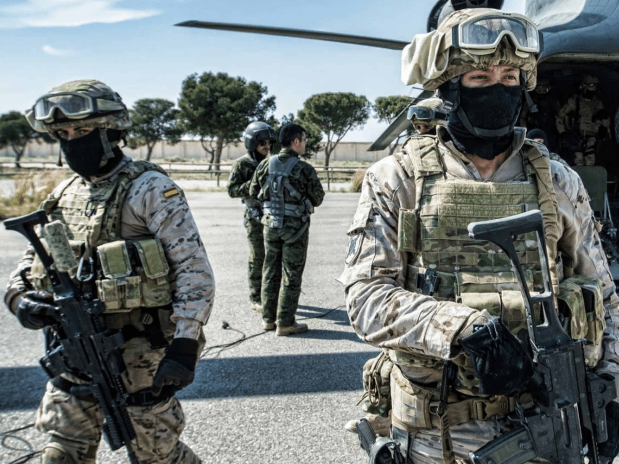 2048x1536 Spanish military personal [1200x999]