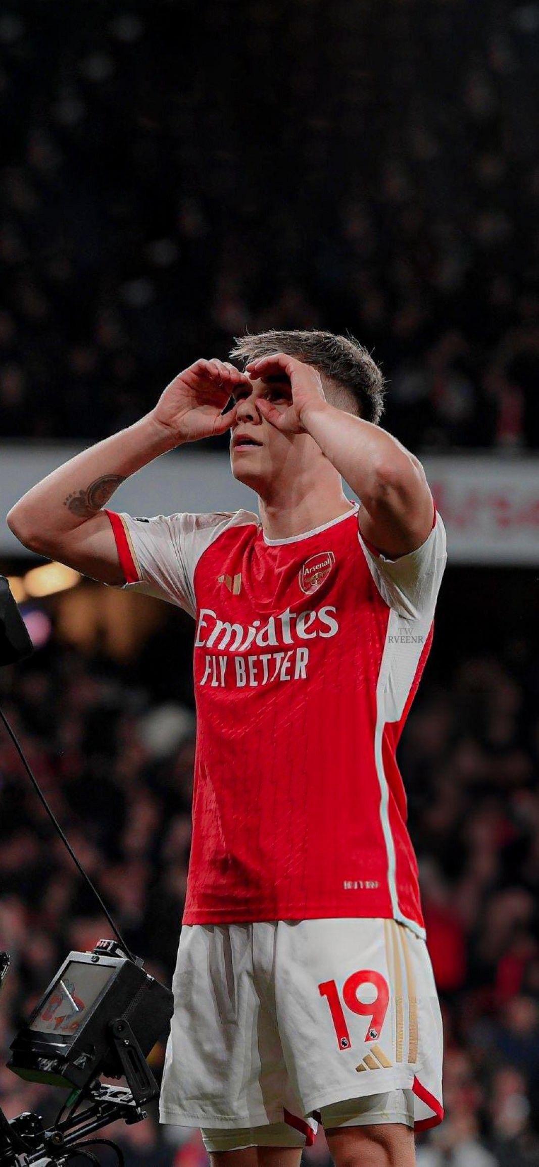 1067x2311 Leandro Trossard Wallpaper