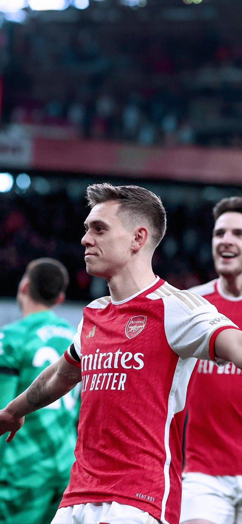 800x1732 Leandro Trossard celebrating for Arsenal FC Football Wallpaper