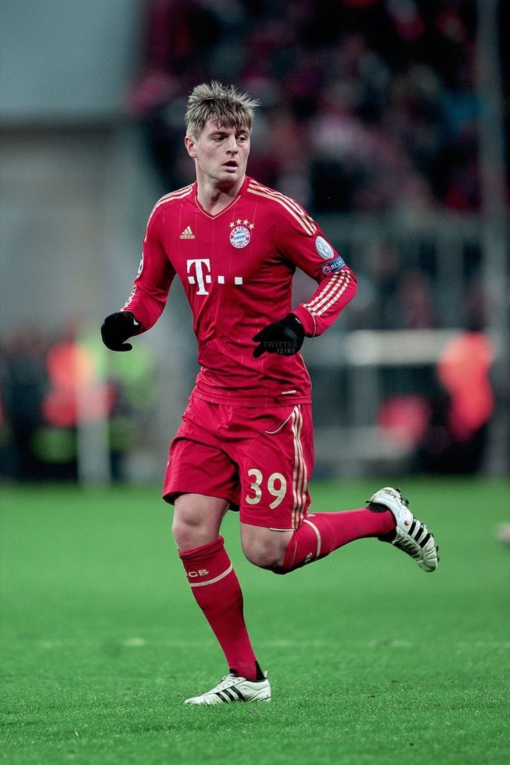 736x1103 Frei otto munich. Leandro trossard wallpaper, Darwin nunez hair benfica, Soccer players