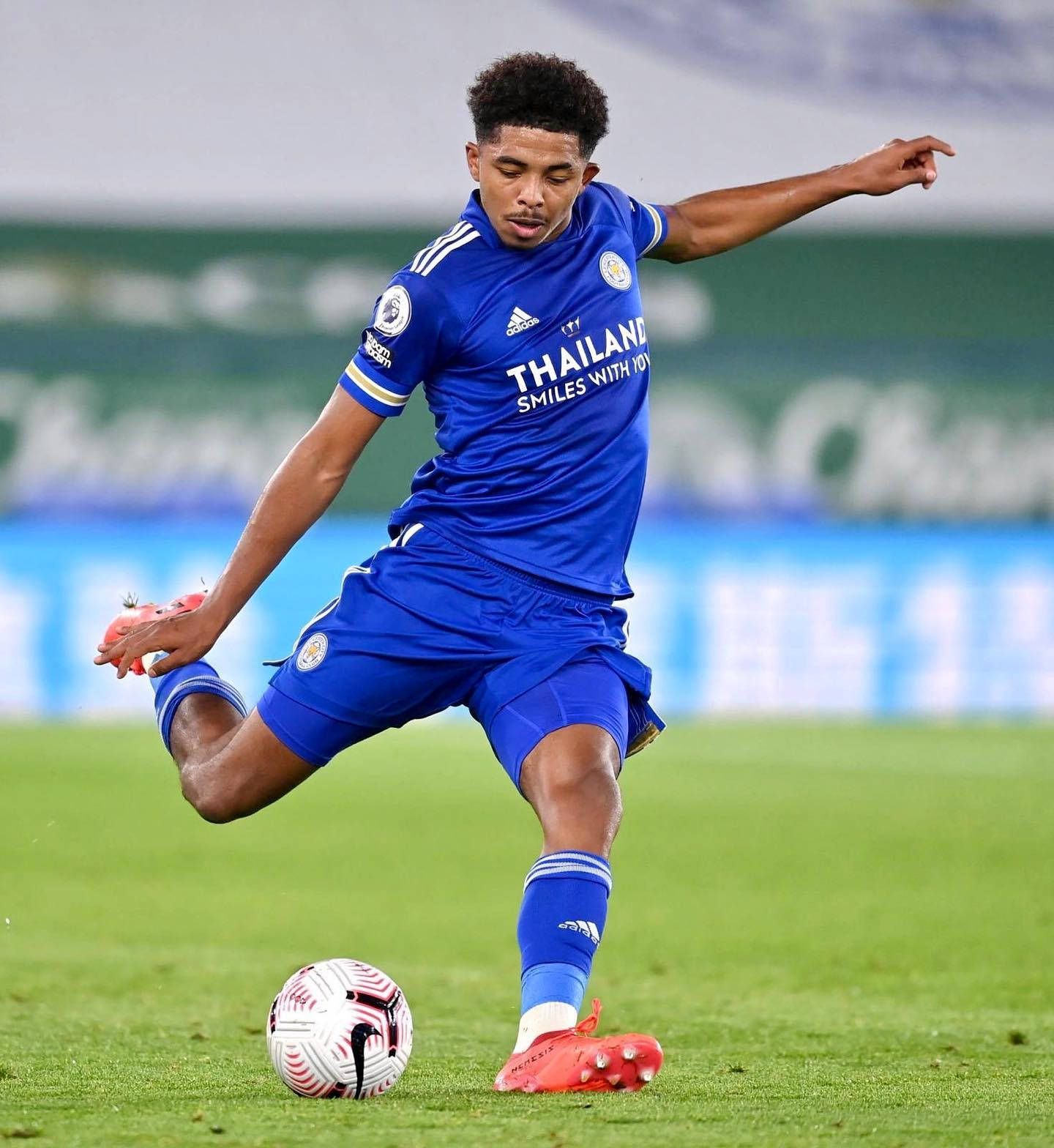 1440x1568 Download Wesley Fofana Pioneering Talent Under The Blue Sky Wallpaper