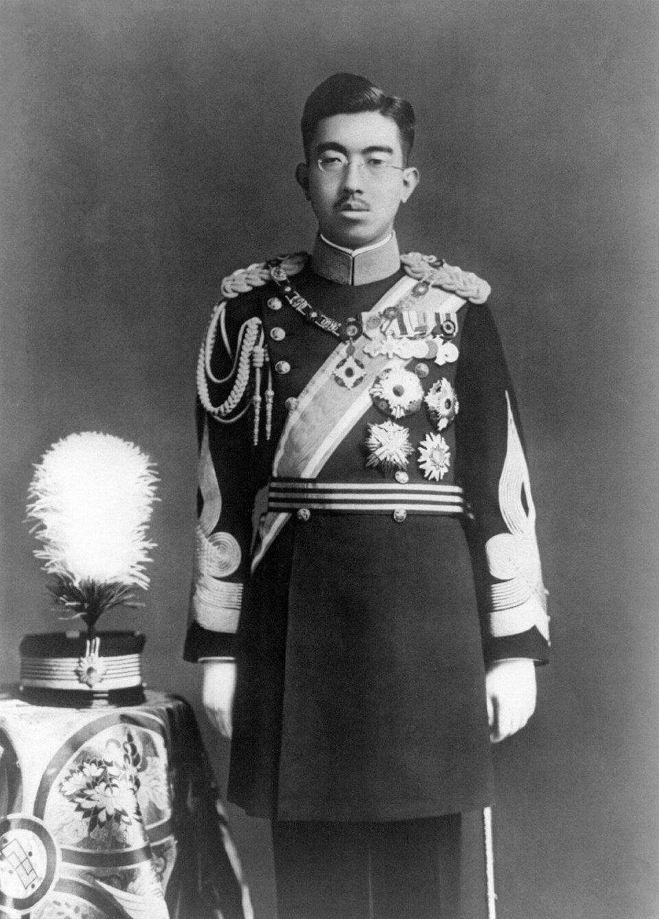960x1338 Hirohito in dress