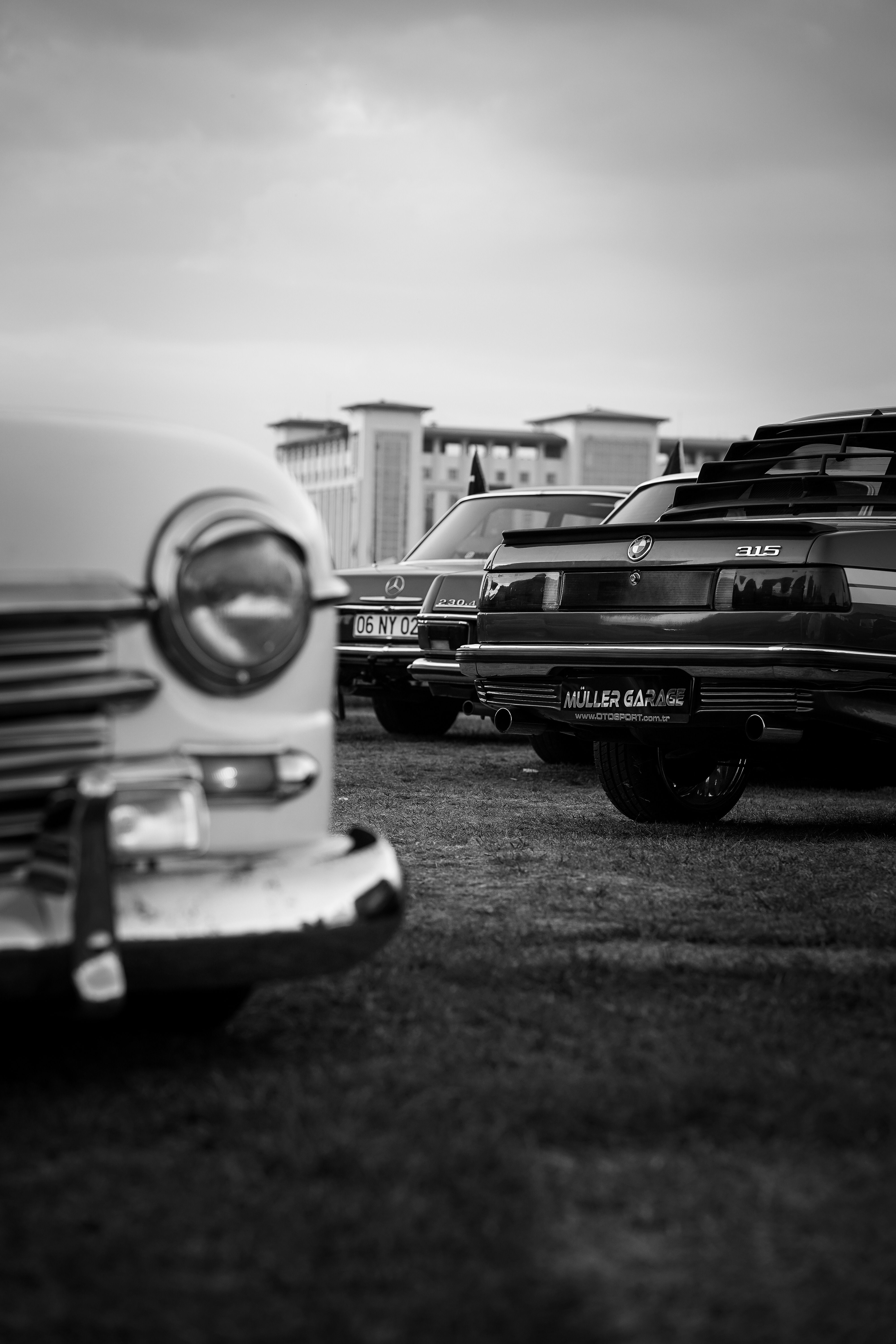 4000x6000 Black and White Photo of Old Cars at a Motor Show · Free