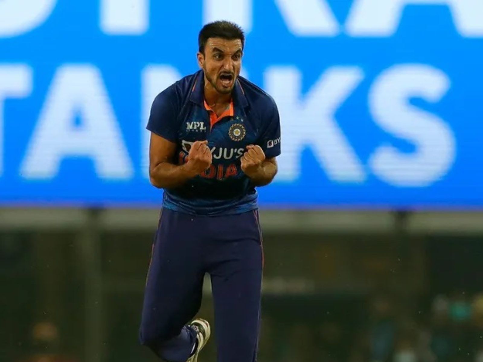 1600x1200 Harshal Patel Gets Player of The Match Award on Debut; Says He's Not 'Exceptionally Talented'