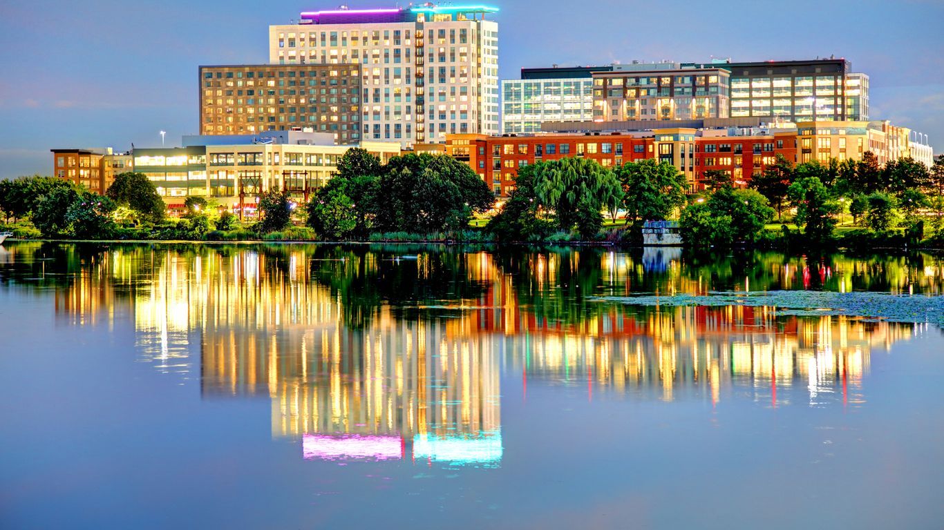 1366x768 Somerville Travel Guide