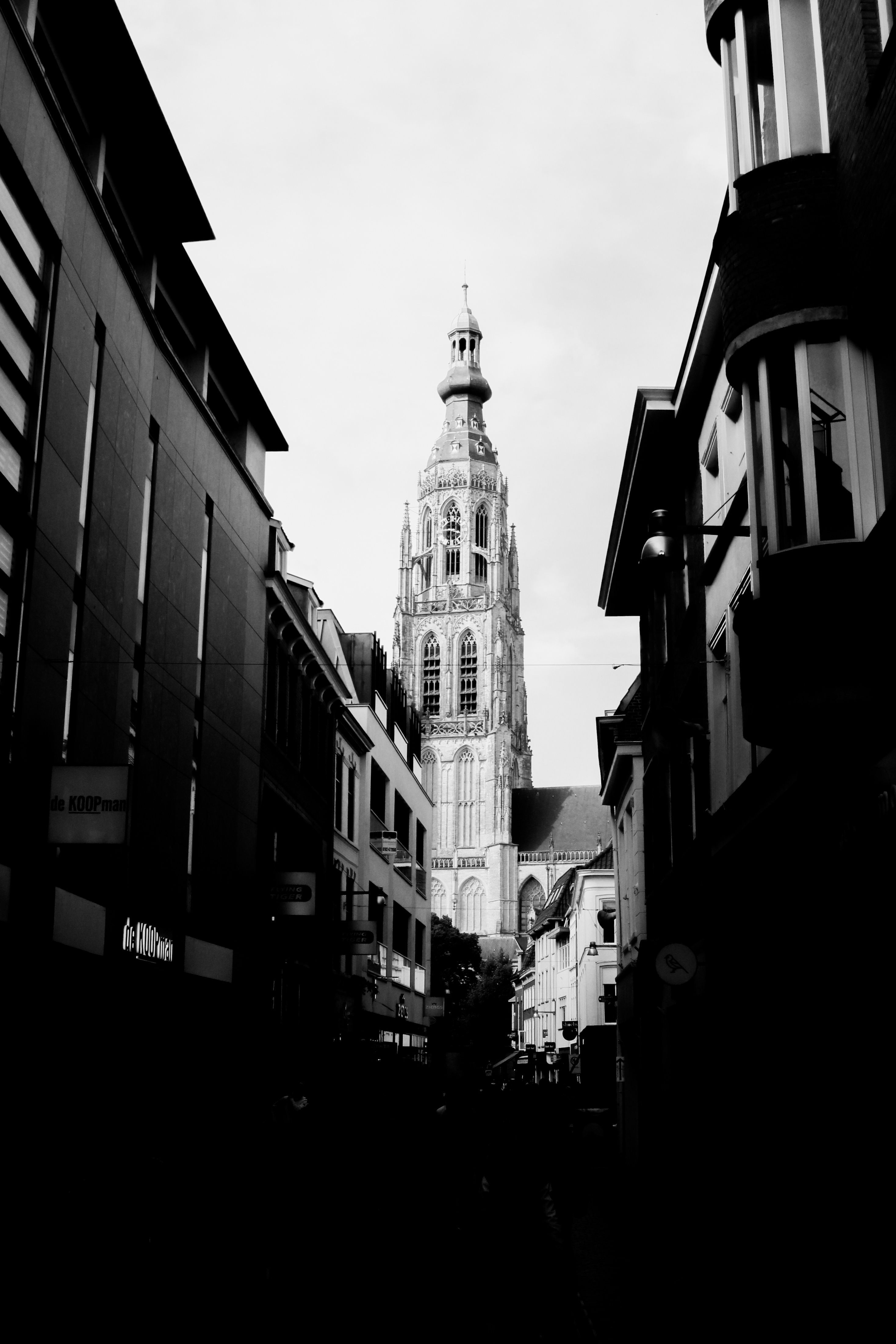 2937x4405 A Low Angle Shot of Large Church Breda · Free