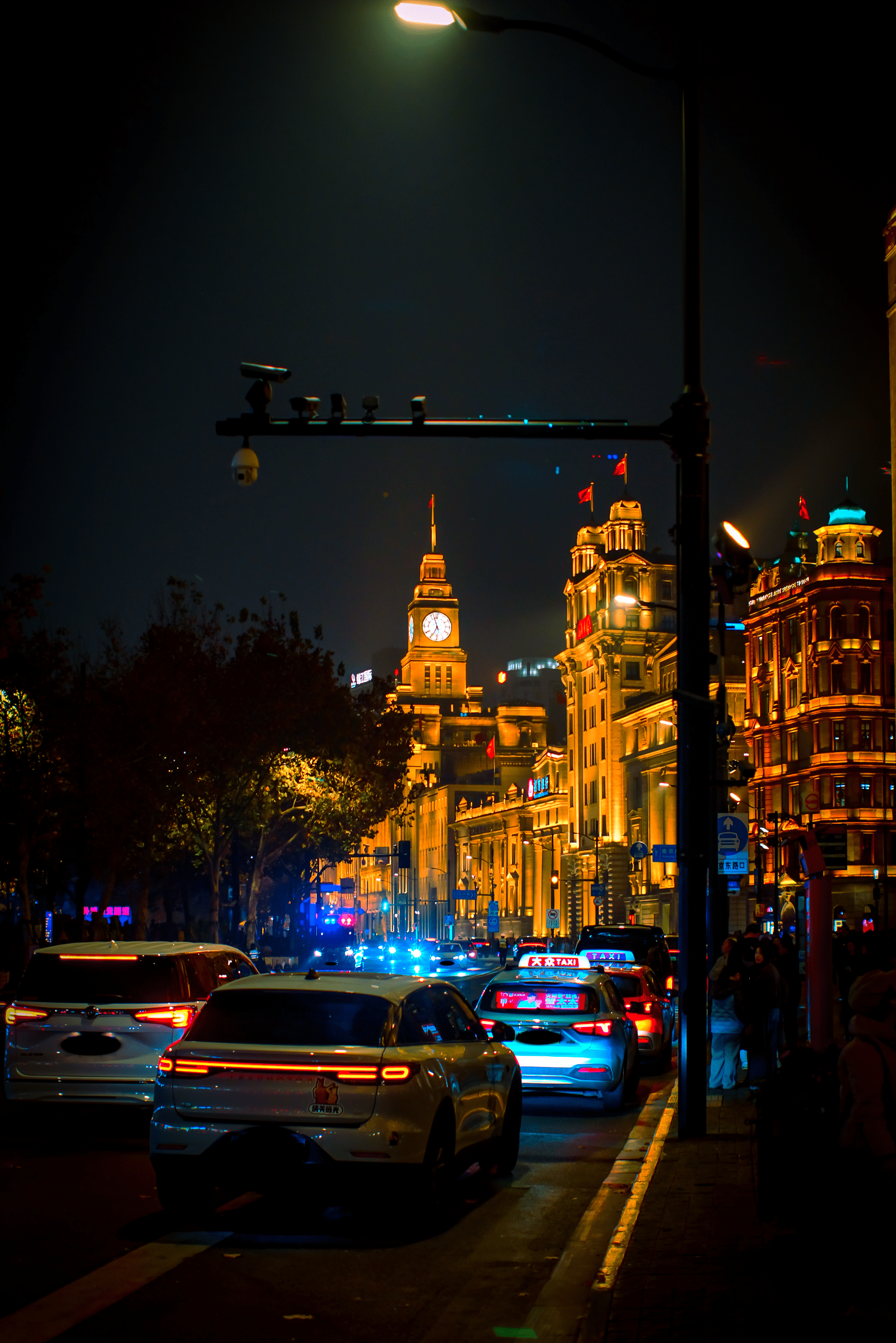 1827x2736 Vibrant Night Scene of The Bund, Shanghai · Free