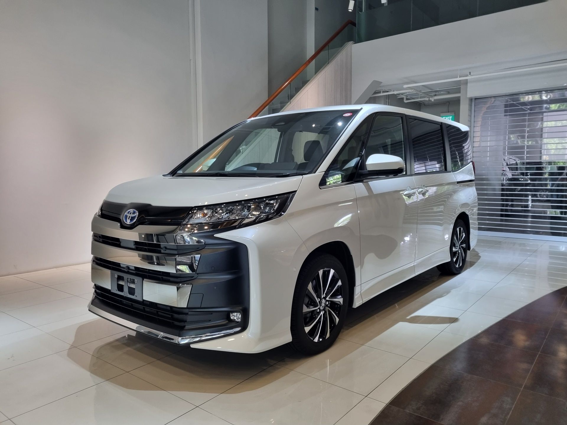 1920x1440 New Toyota Noah Hybrid 1.8 X MPV. Parallel Imported Noah in Singapore