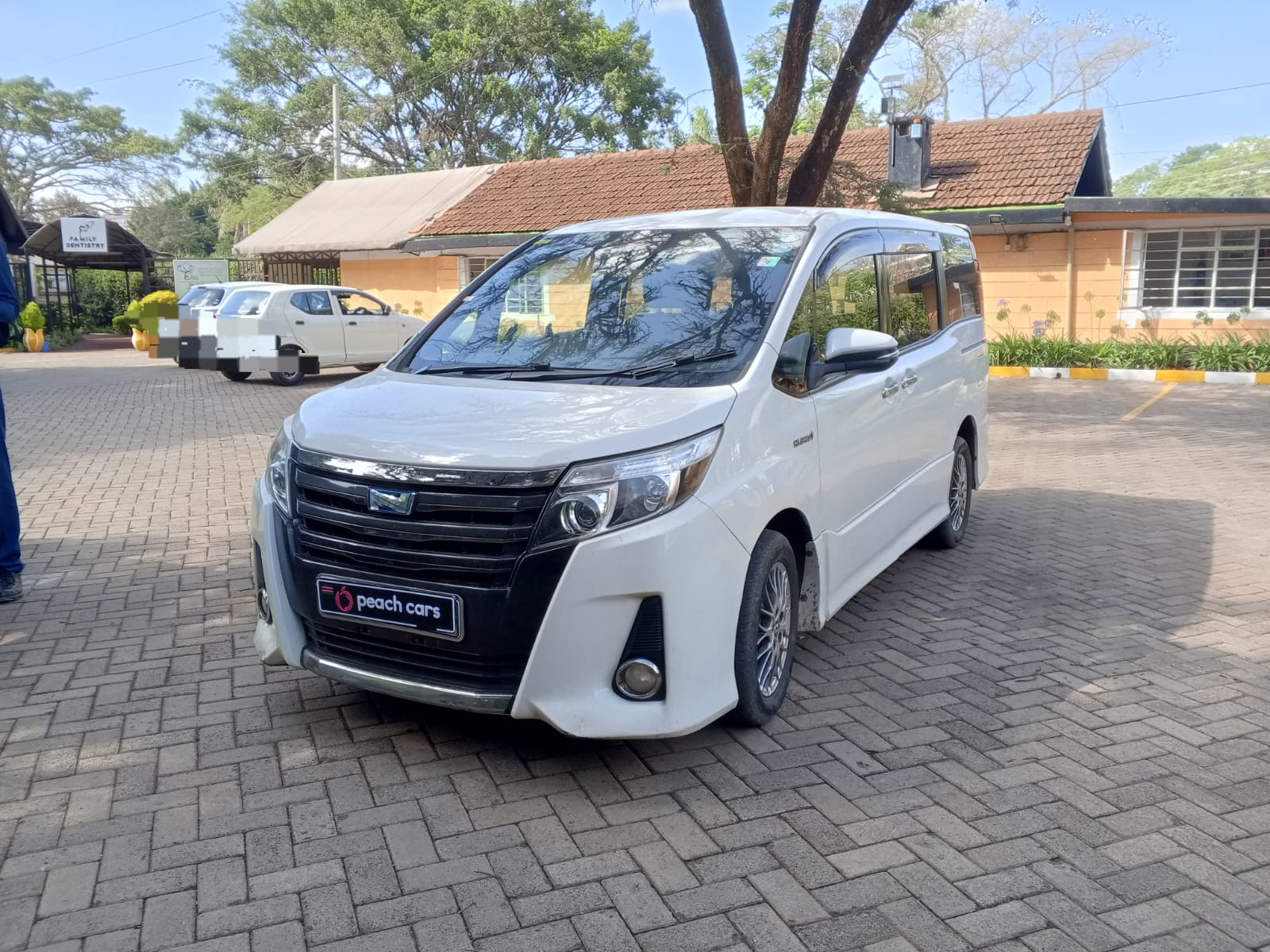 1600x1200 TOYOTA Noah