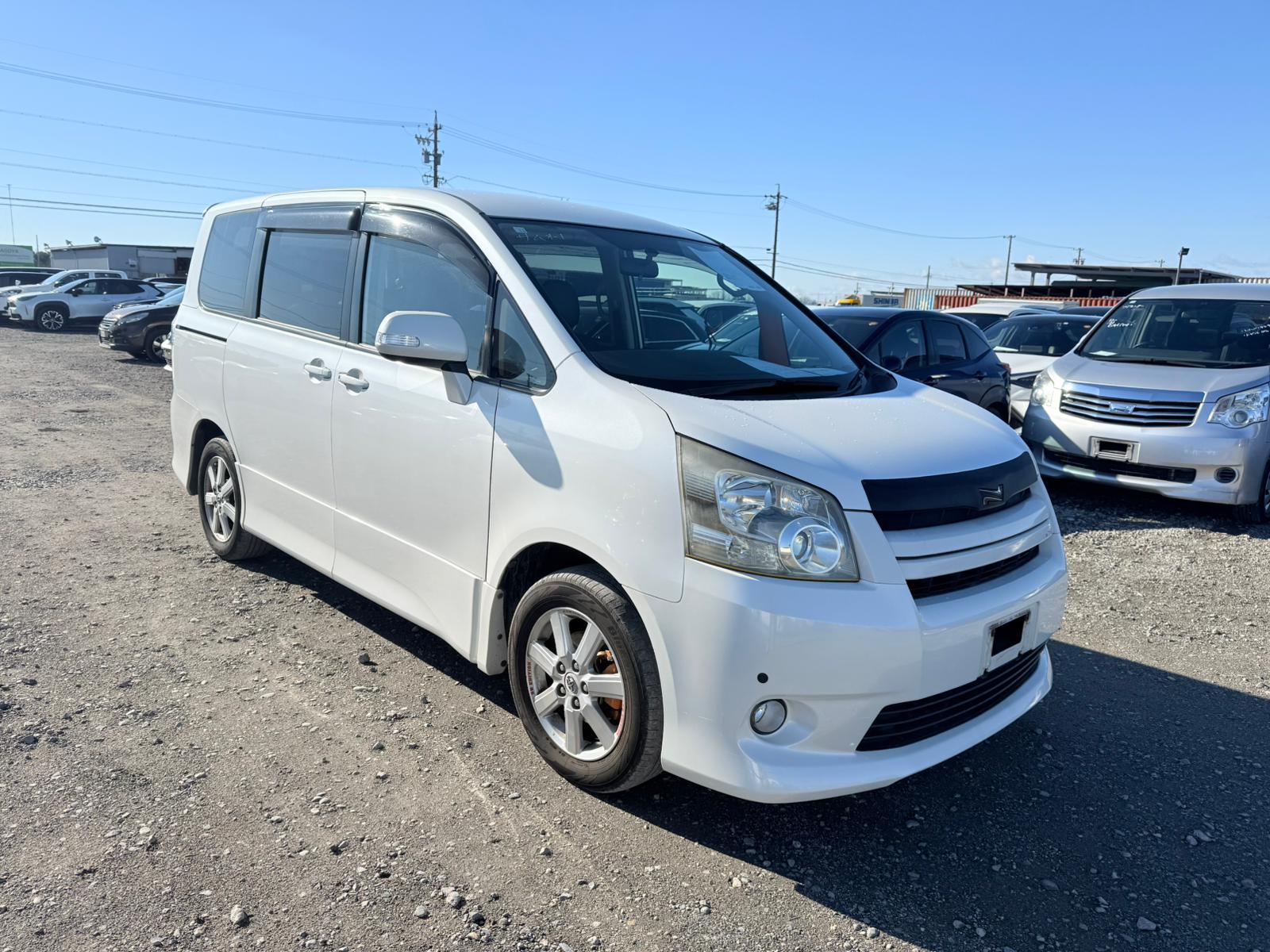 1600x1200 TOYOTA NOAH BT0512001 in Tanzania