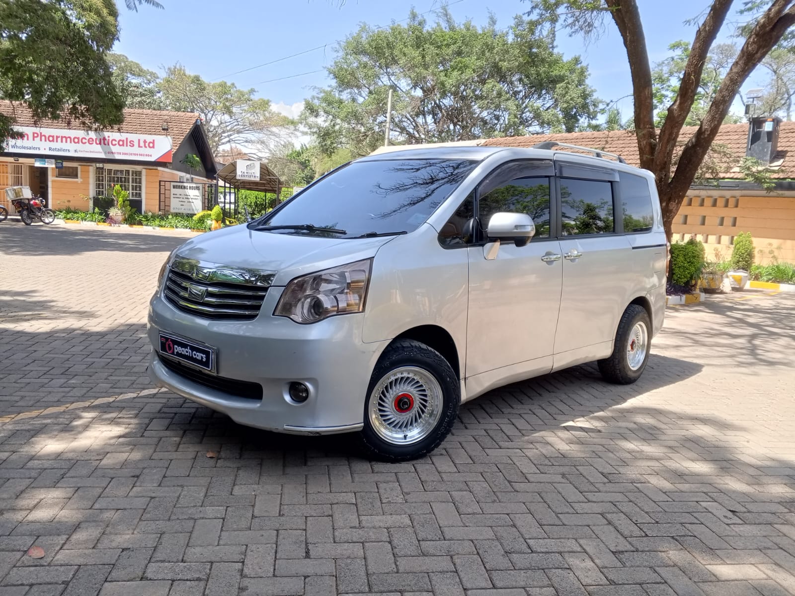 1600x1200 TOYOTA Noah
