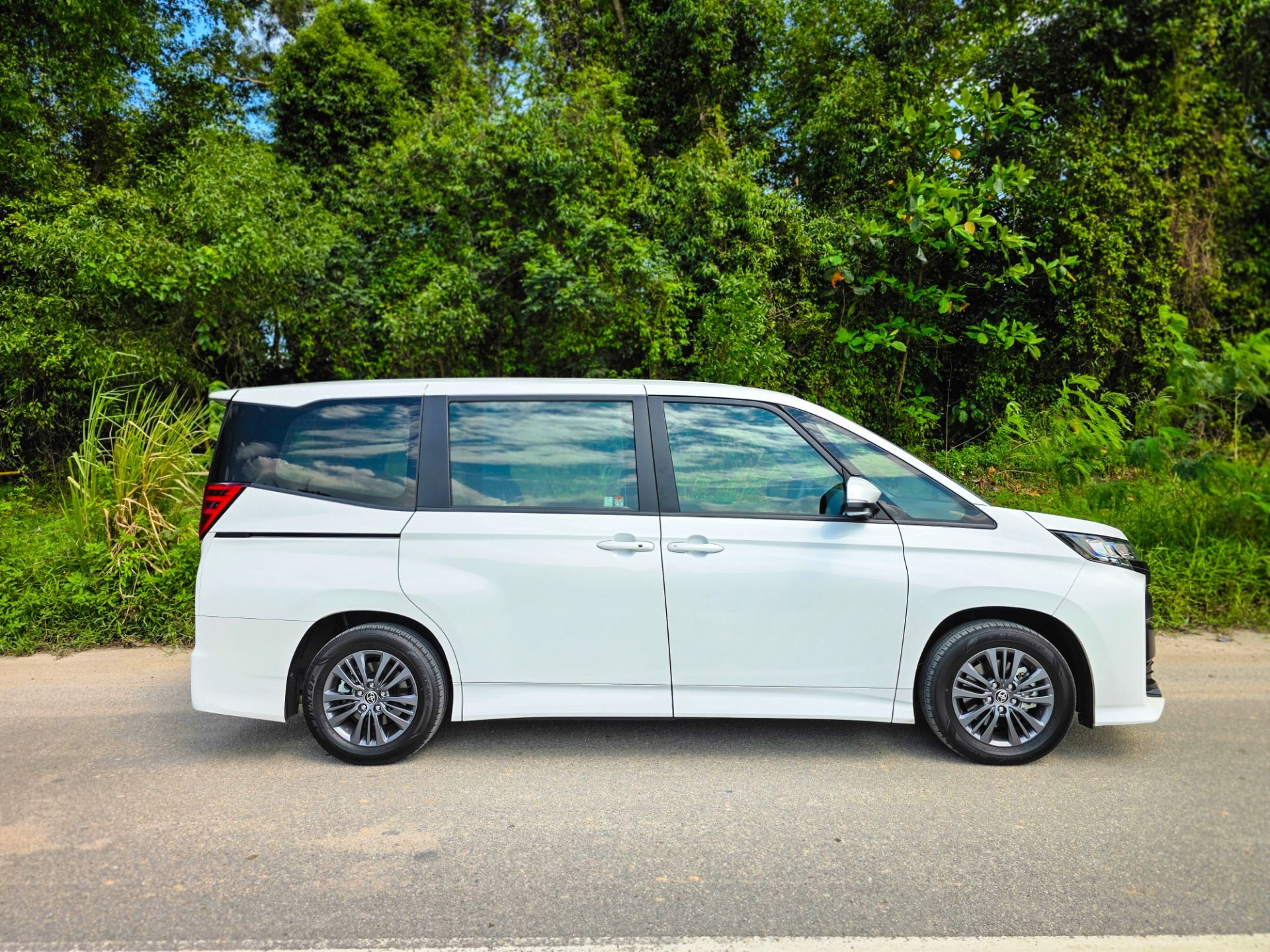 1920x1440 Toyota Noah Review Singapore 2025: Hybrid MPV, Specs