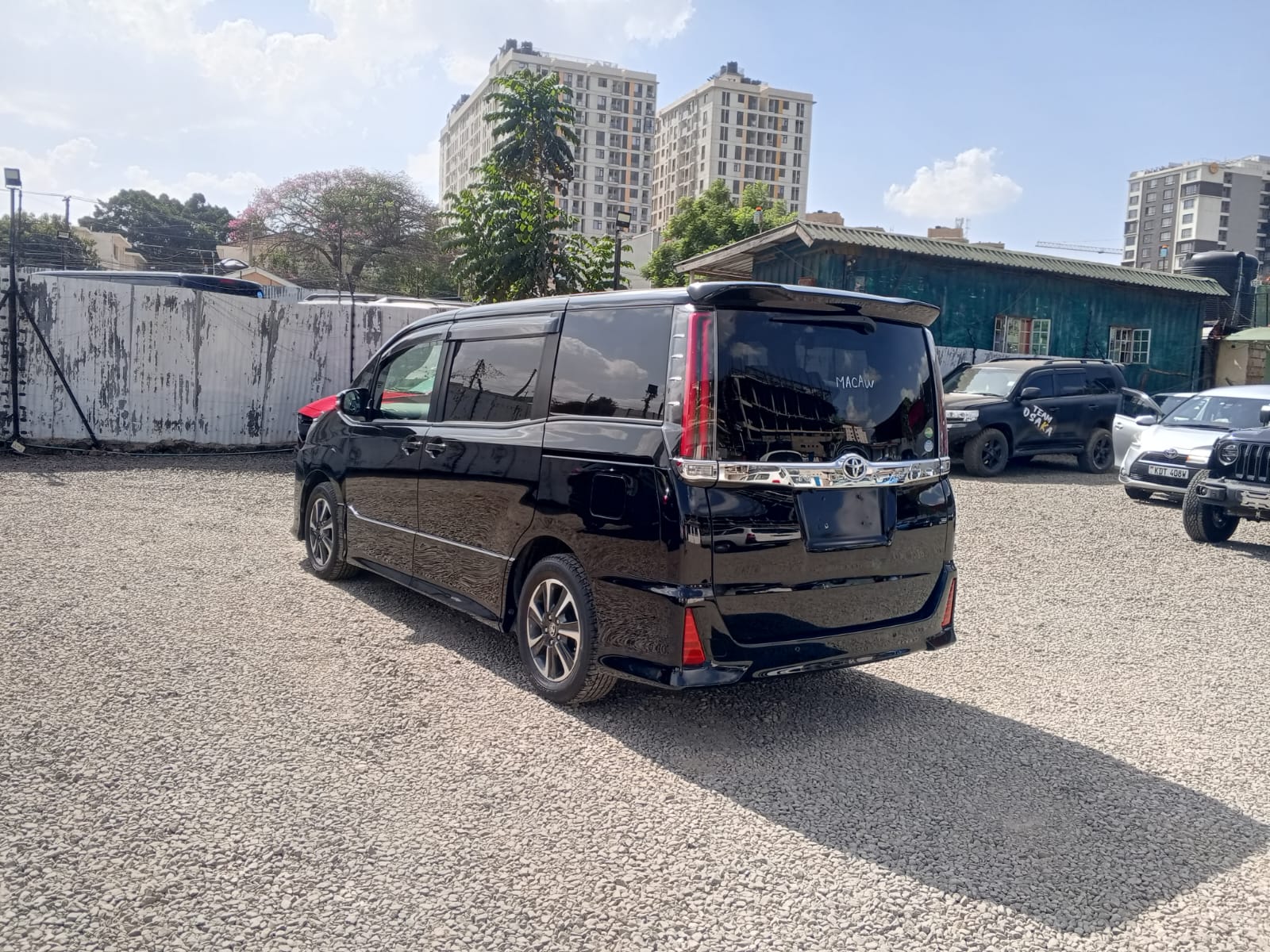 1600x1200 TOYOTA Noah