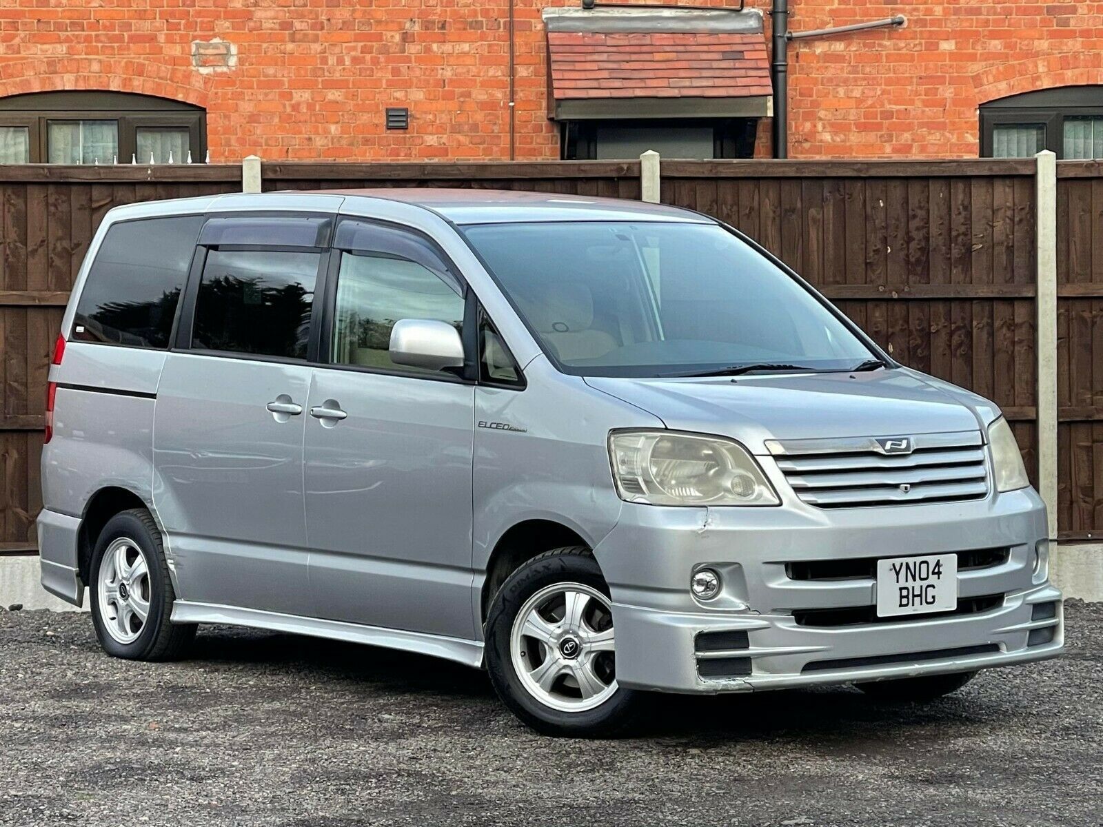 1600x1200 TOYOTA NOAH 2.0 PETROL AUTOMATIC 8 SEATER MPV 2 REAR SLIDING DOORS 150 BHP (2004) for £3995.0
