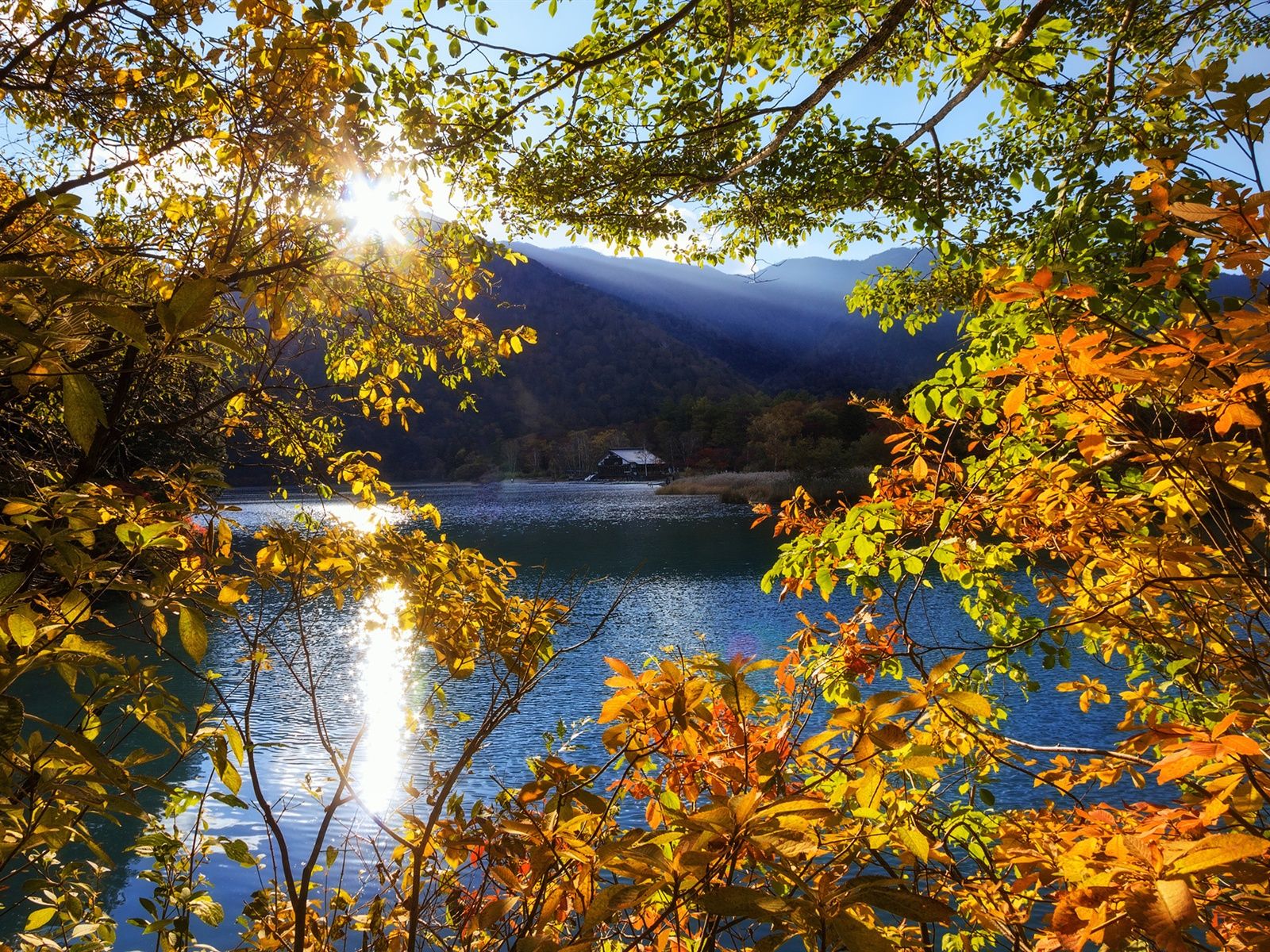 1600x1200 Wallpaper Japan, Nikko, Tochigi, mountain, lake, trees, sun rays, autumn 1920x1200 Picture, Image