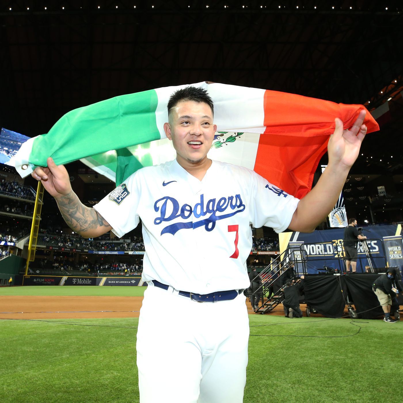 1400x1400 Julio Urías Wallpaper