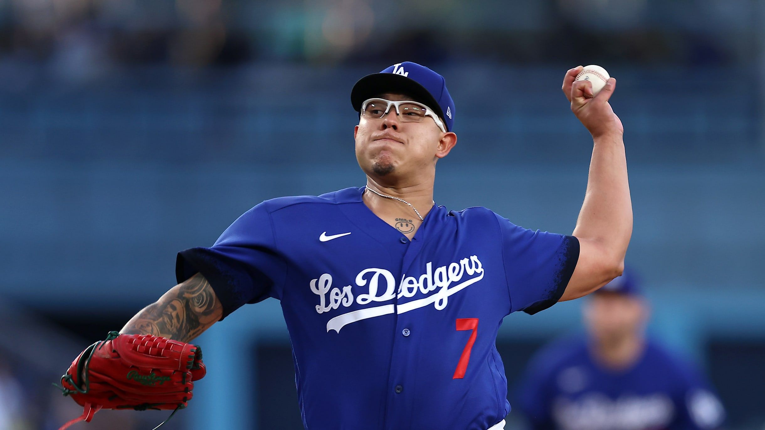 2440x1372 Julio Urías: Números, grandes logros e historial de la estrella de la MLB