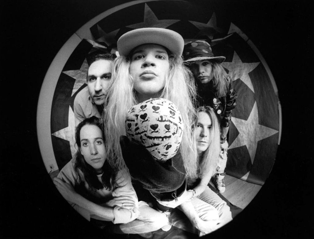 1024x780 3 1990. Muere A La 24 Años, Por Sobredosis, Andrew Wood, Cantante De Mother Love Bone (MLB). Muere Apenas Un Mes Antes De La Salida Del Disco Debut De La Banda Y Una