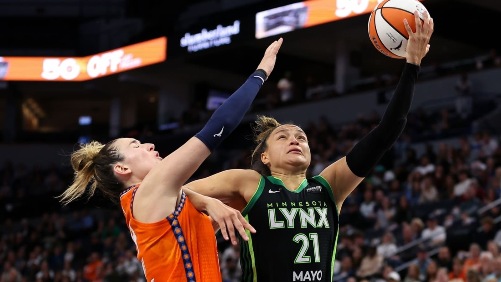 1600x900 Lynx stifle Sun in Game 2 to even series