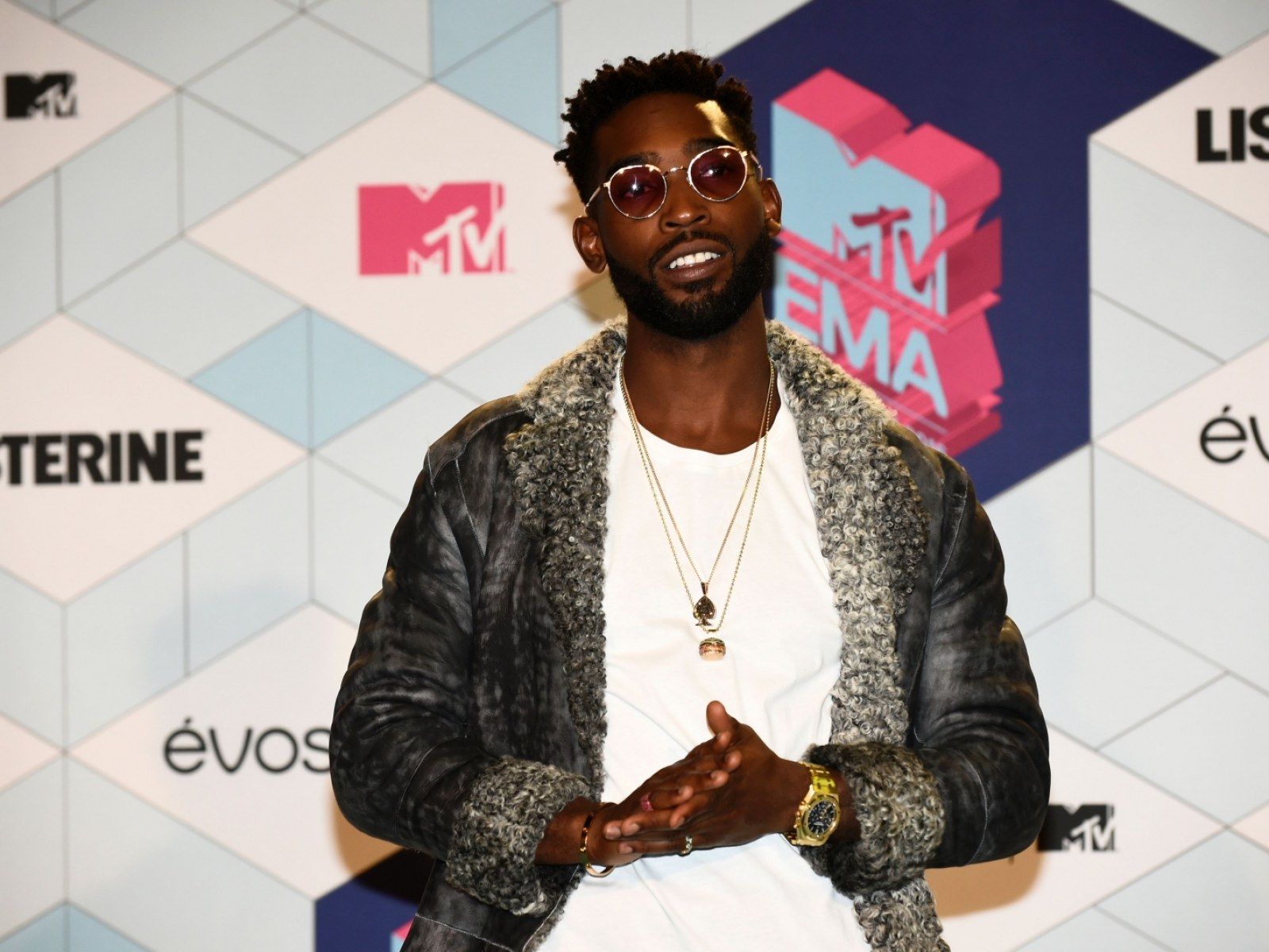 1600x1200 How did Ariana Grande delay release of Tinie Tempah's new album Youth?